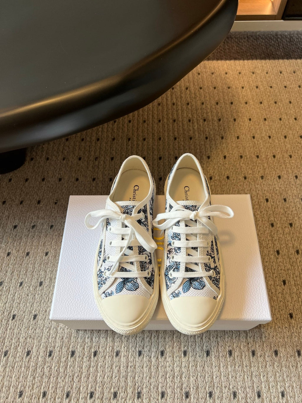 DIOR 26S LOW-TOP SNEAKER 35MM IN WHITE AND BLUE EMBROIDERED CANVAS