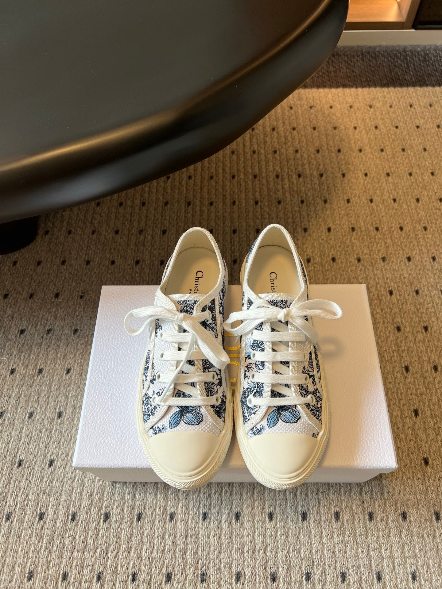 DIOR 26S LOW-TOP SNEAKER 35MM IN WHITE AND BLUE EMBROIDERED CANVAS