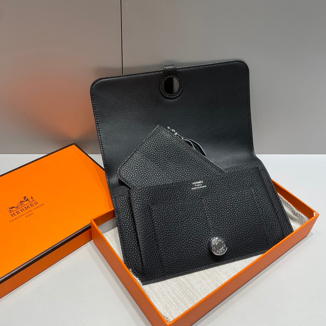 TOGO PASSPORT HOLDER 20 IN BLACK CALFSKIN