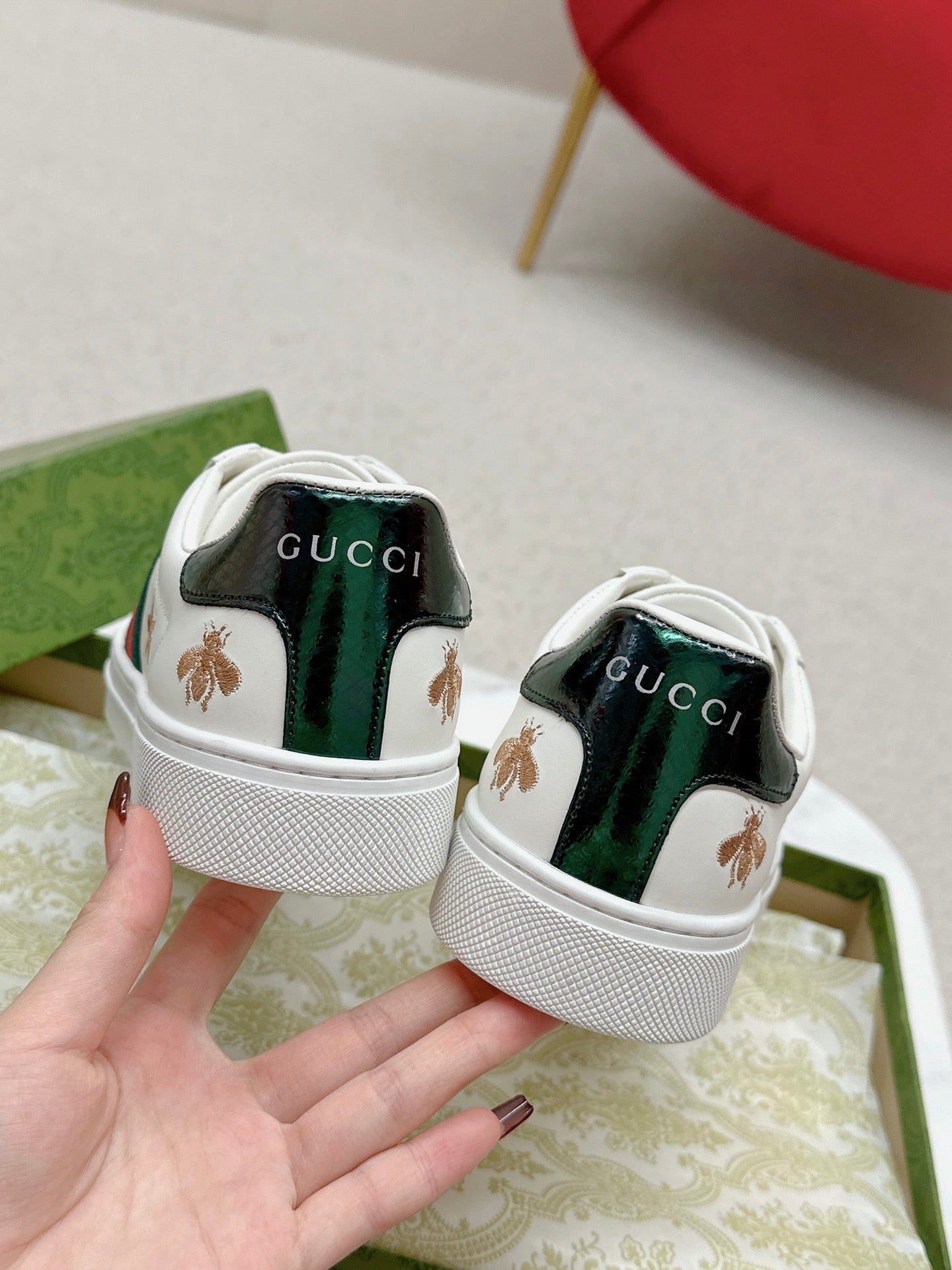 GUCCI 26S LOW TOP SNEAKERS IN WHITE CALFSKIN STYLE 01
