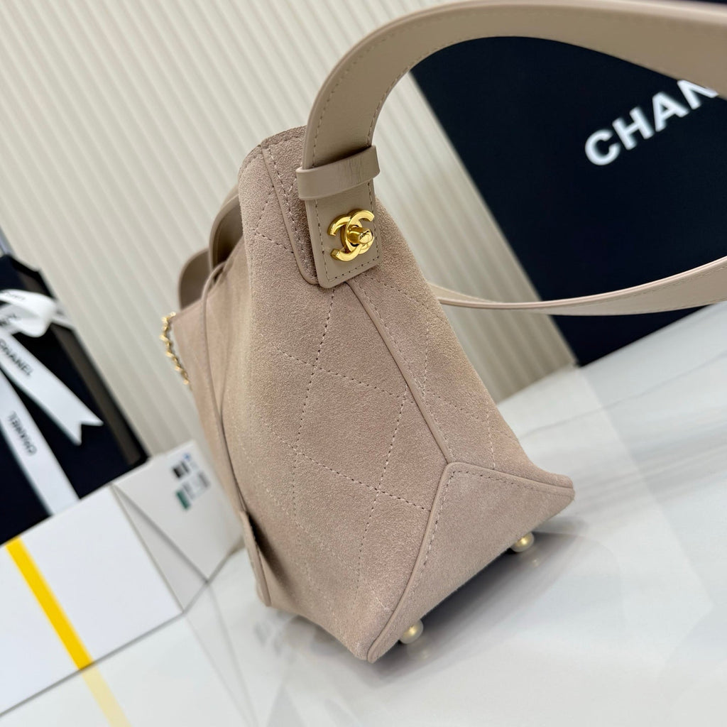 CHANEL 26S BUCKET SHOULDER BAG 26 IN LIGHT BEIGE SUEDE AND CALFSKIN GOLD HARDWARE