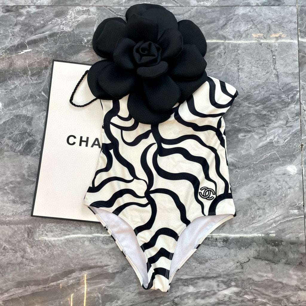 ONE-PIECE SWIMSUIT WITH FLORAL PATTERN IN BLACK AND WHITE 627827