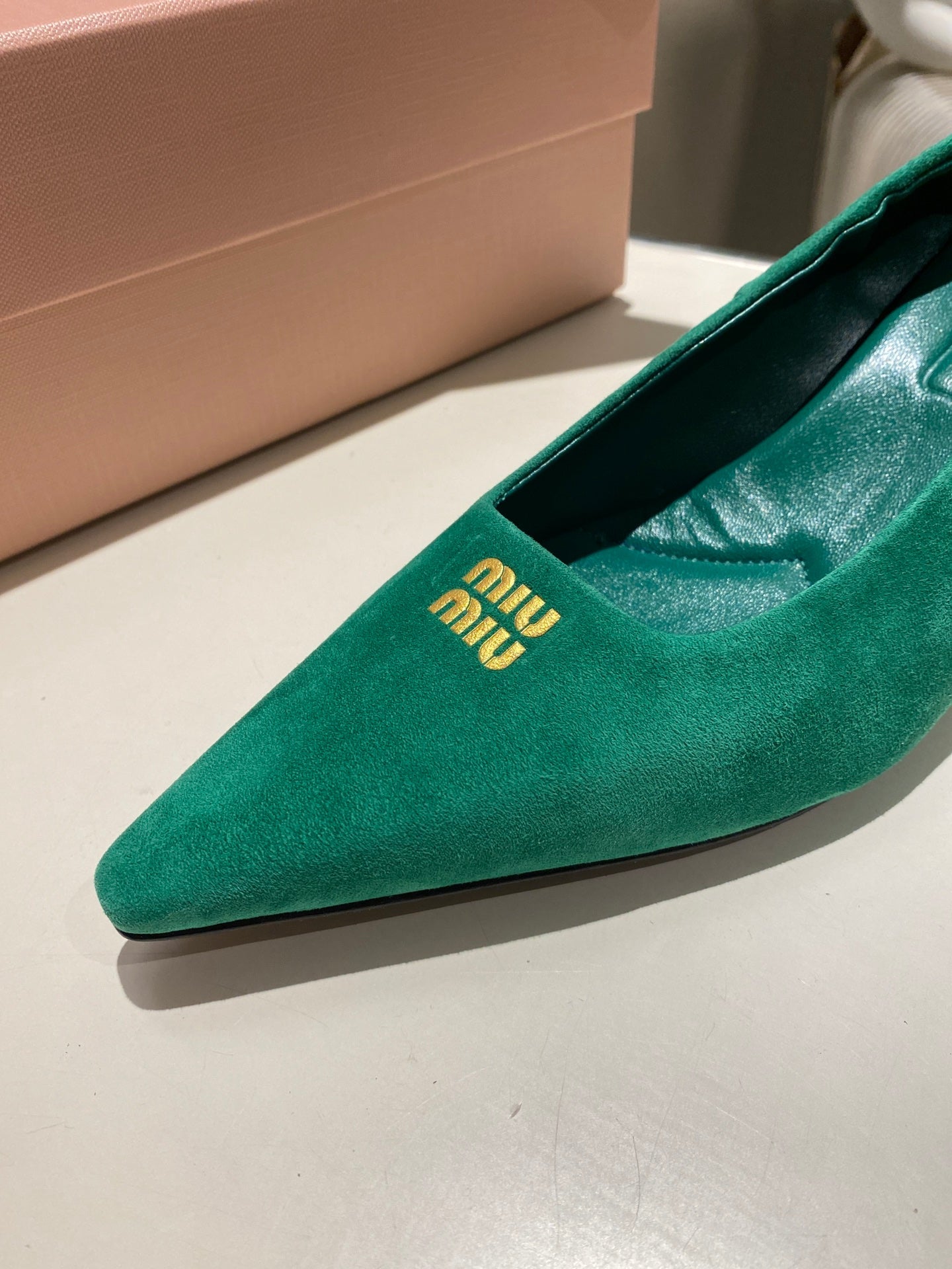 POINTED-TOE MID HEEL PUMPS IN GREEN SUEDE