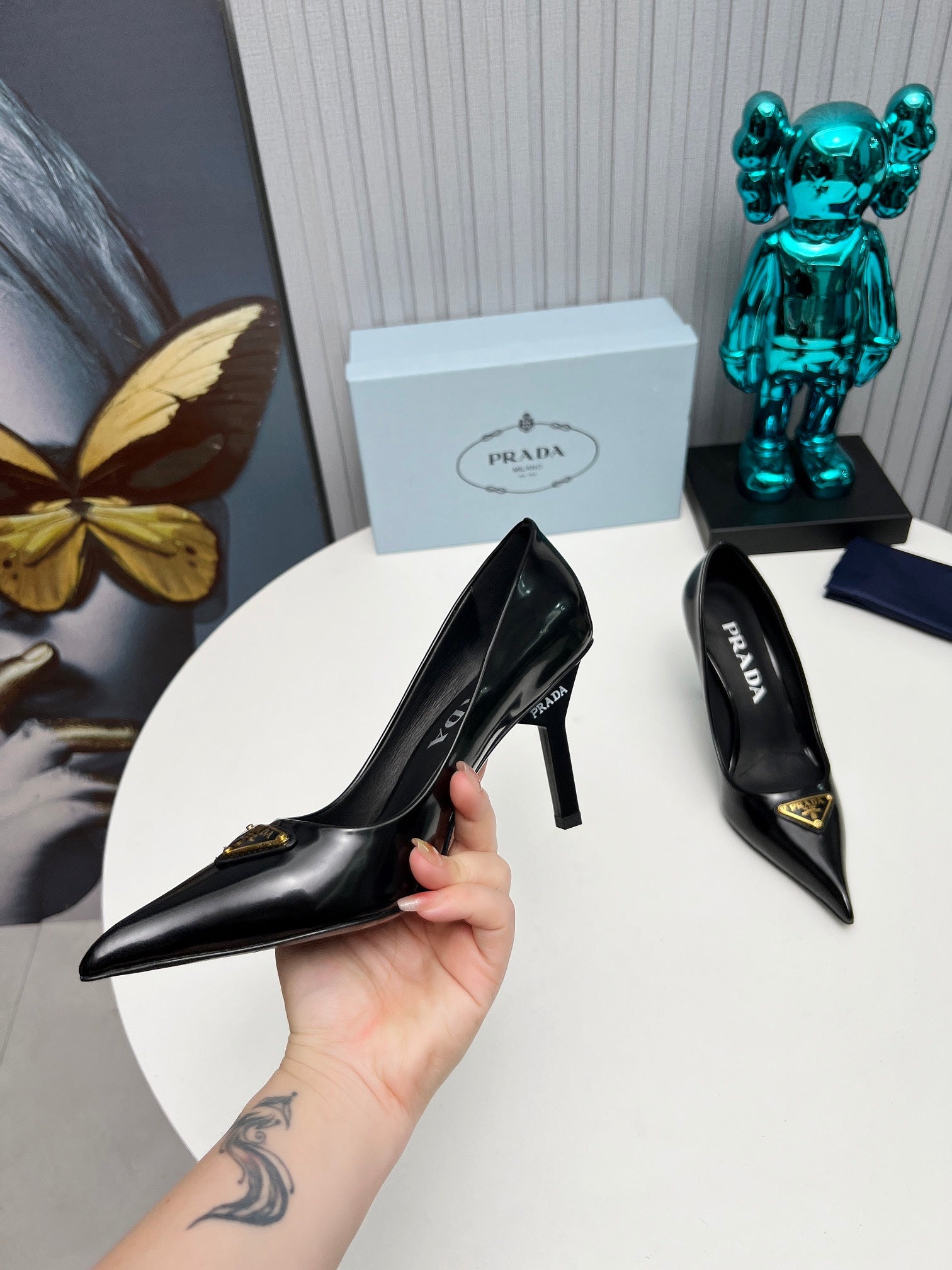 HIGH-HEEL PUMPS IN BLACK CALFSKIN