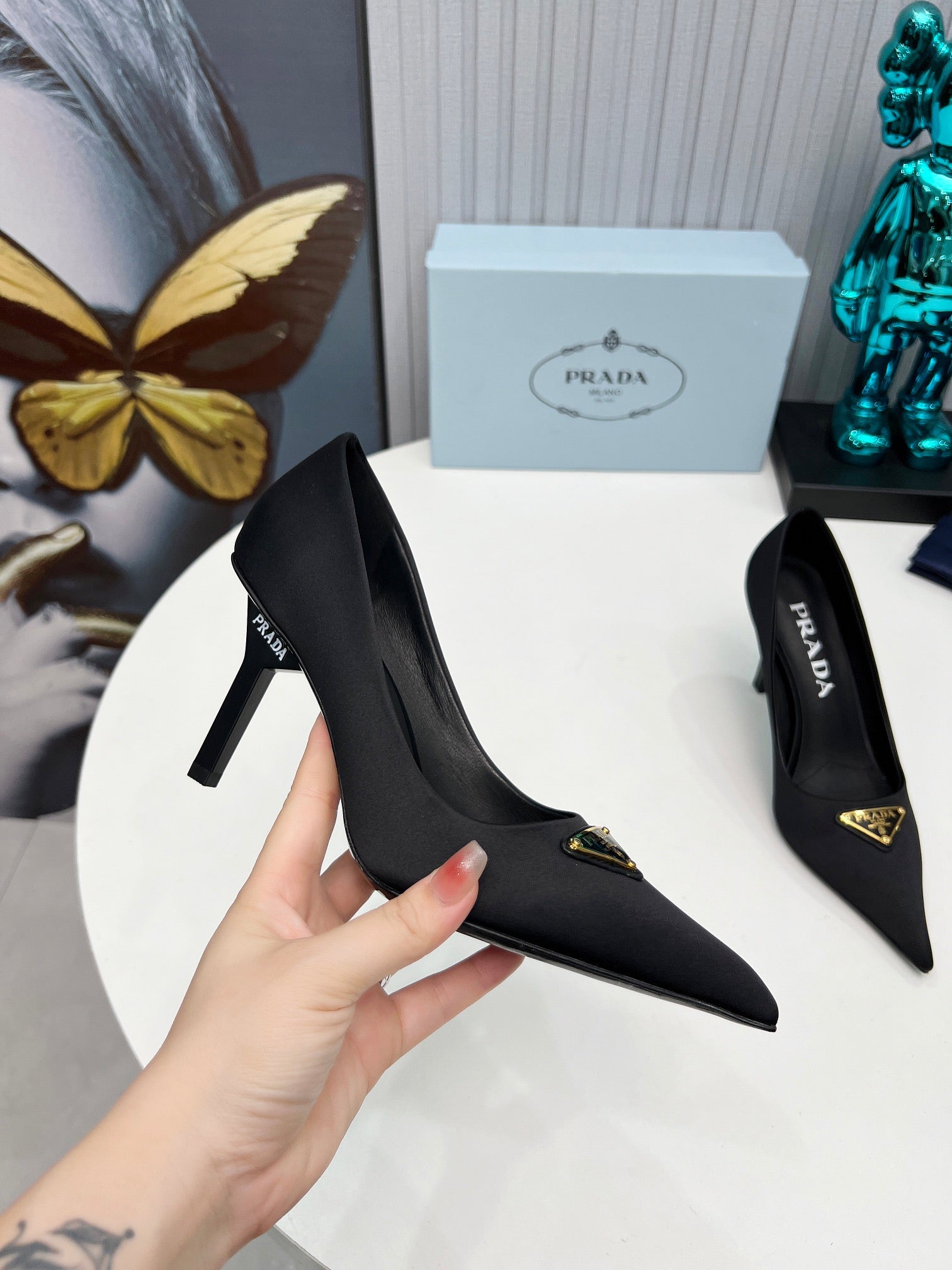 HIGH-HEEL PUMPS IN BLACK SATIN