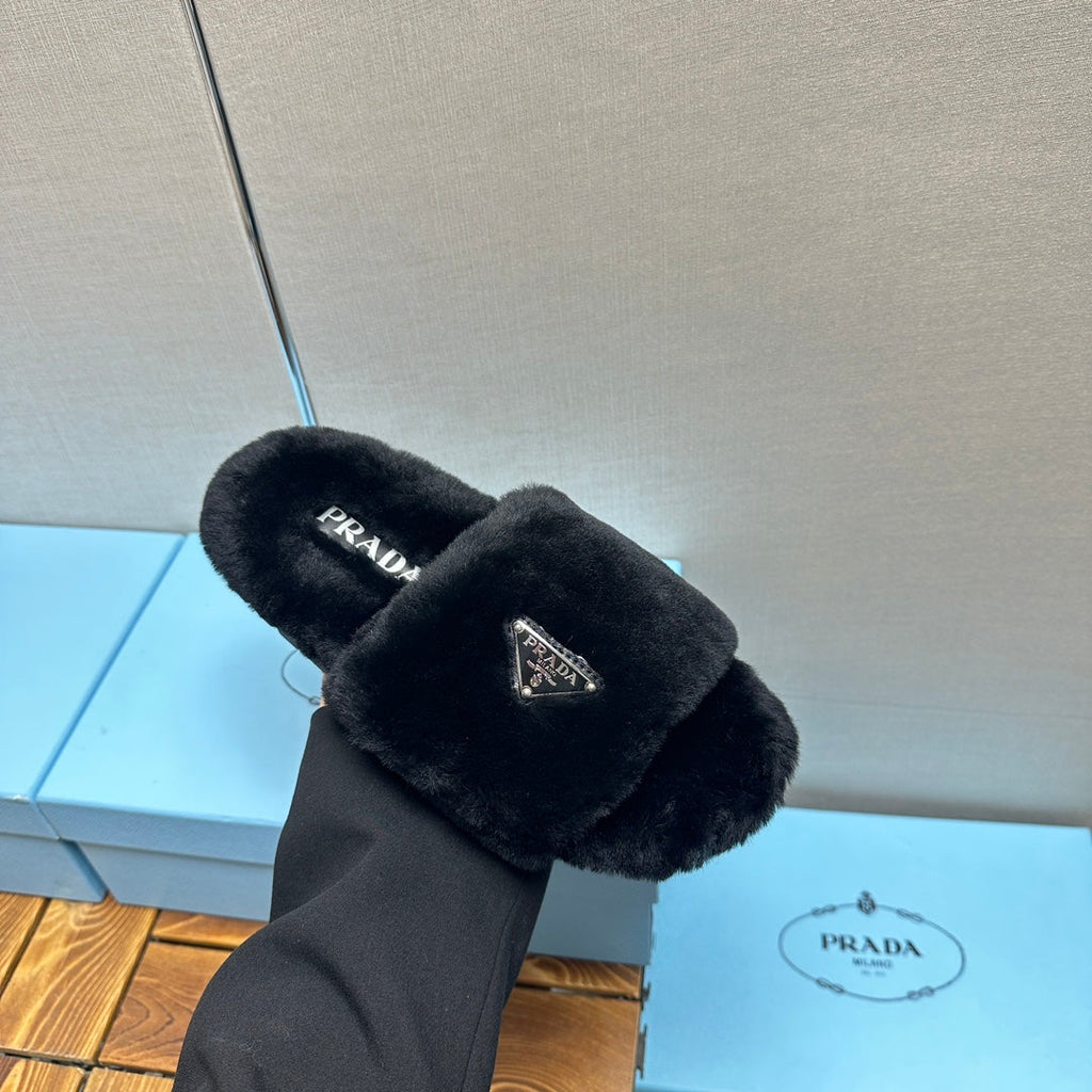 THICK-SOLED FUR SLIDES BLACK WITH TRIANGLE LOGO
