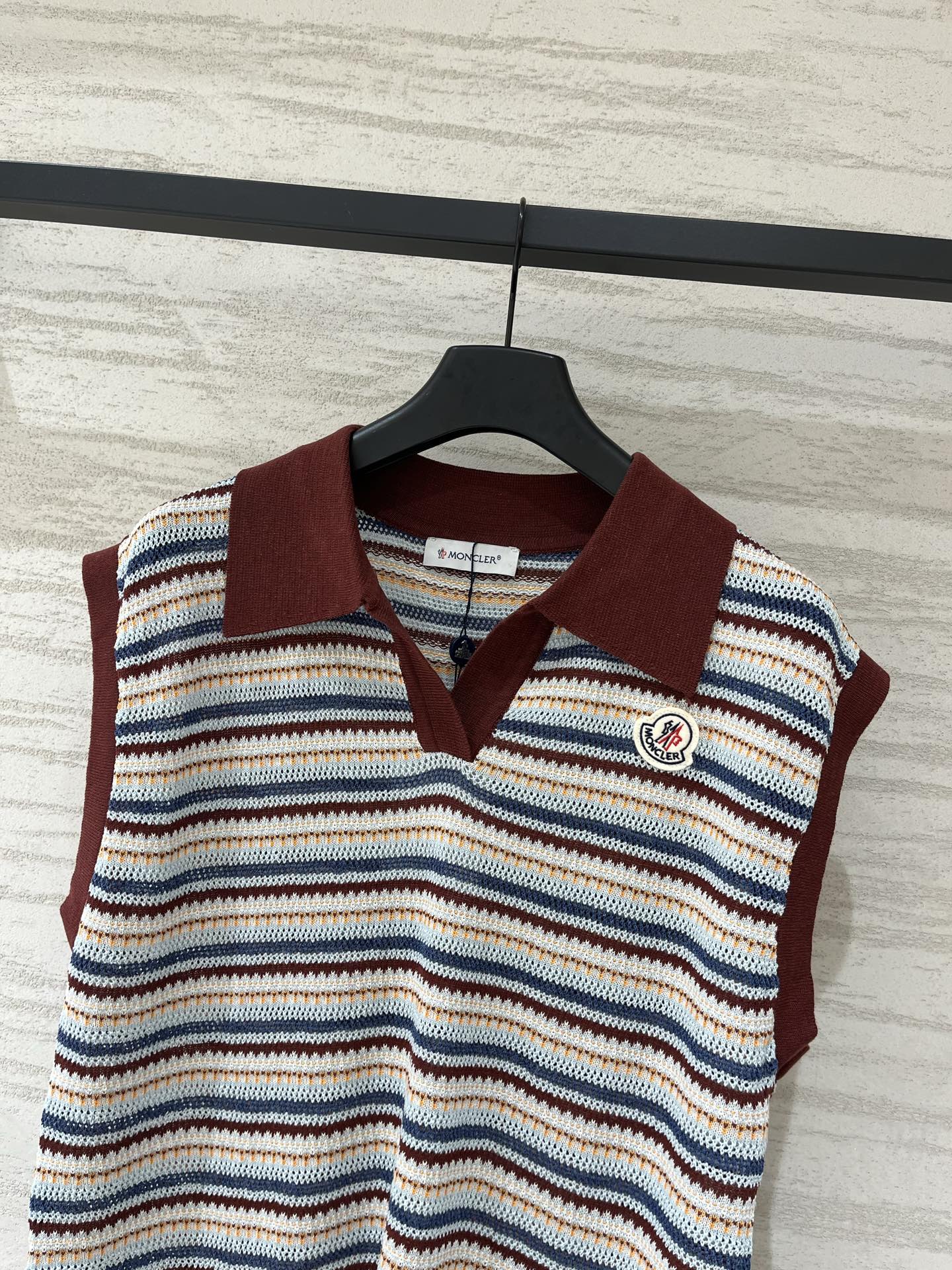 MONCLER 26S SLEEVELESS STRIPED KNIT POLO TOP 670