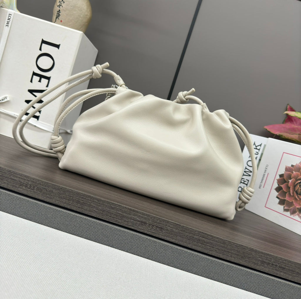 LOE MEDIUM 30 FLAMENCO PURSE BUCKET IN WHITE LAMBSKIN