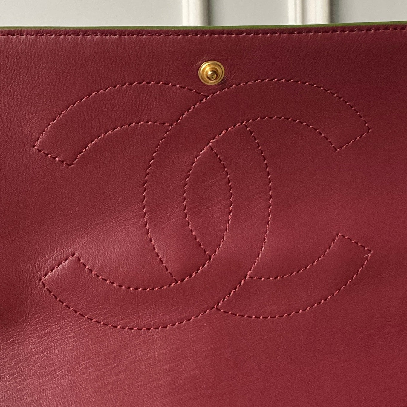 CHANEL 26S CC LOGO SHOULDER BAG 39 IN OLIVE GREEN CROCODILE-EMBOSSED CALFSKIN GOLD HARDWARE