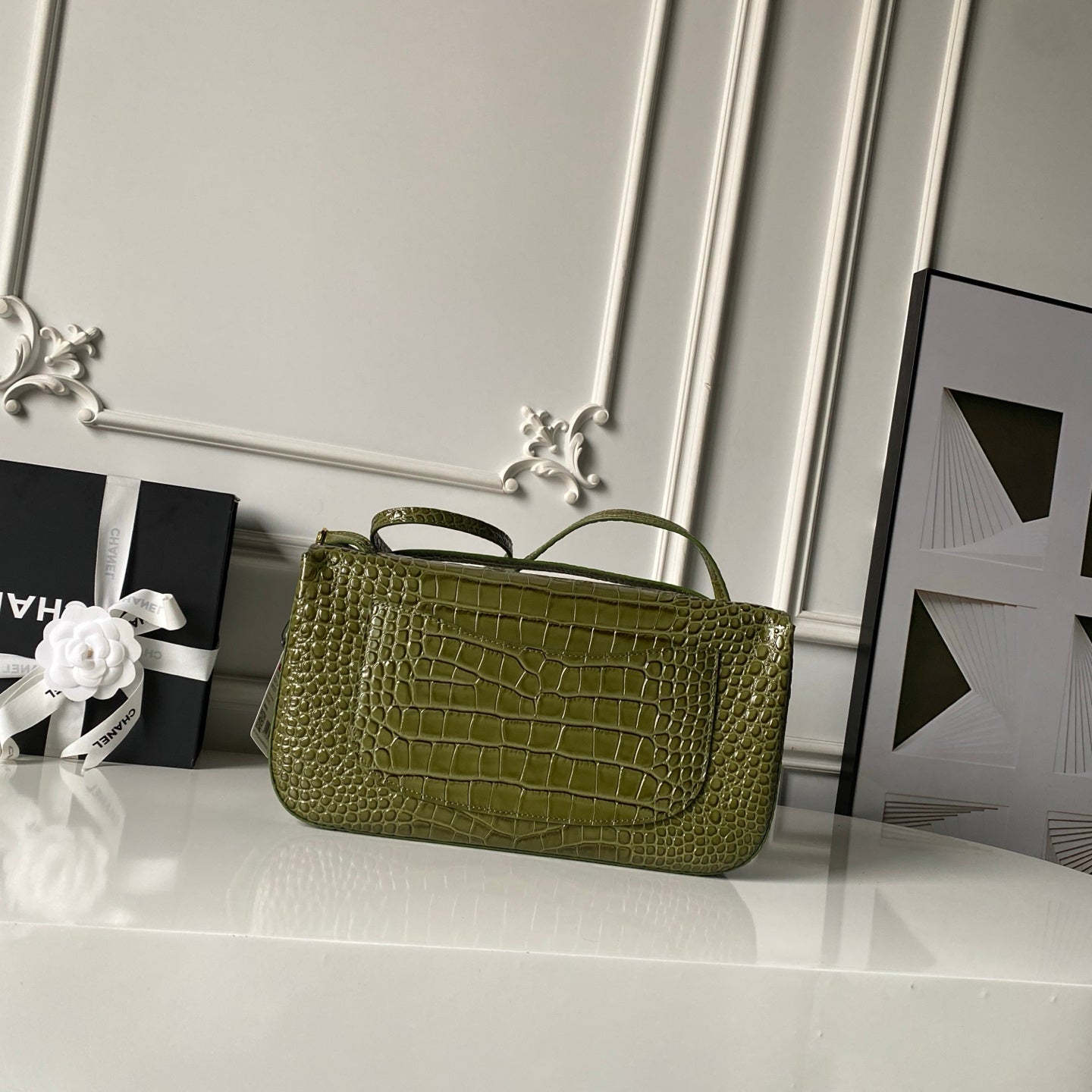 CHANEL 26S CC LOGO SHOULDER BAG 32 IN OLIVE GREEN CROCODILE-EMBOSSED CALFSKIN GOLD HARDWARE