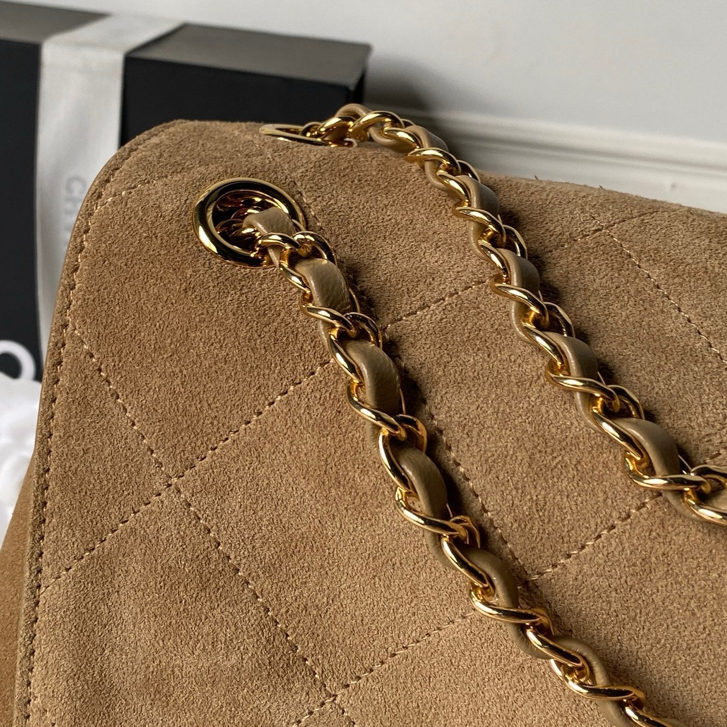 CHANEL 26S CLASSIC FLAP MEDIUM 39 IN LIGHT BROWN QUILTED SUEDE AND CALFSKIN GOLD HARDWARE