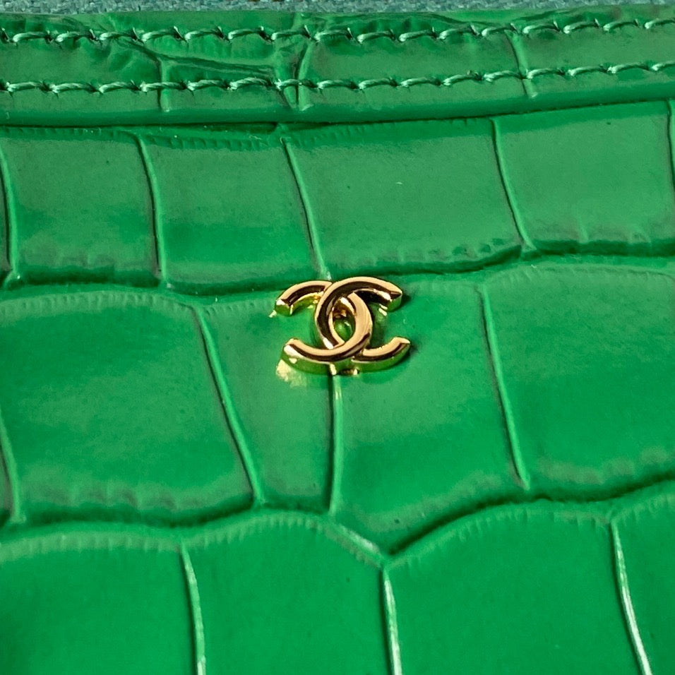 CHANEL 26S MINI TIMELESS CLASSIC BARREL BAG 19 IN GREEN CROCODILE-EMBOSSED PATENT CALFSKIN GOLD HARDWARE
