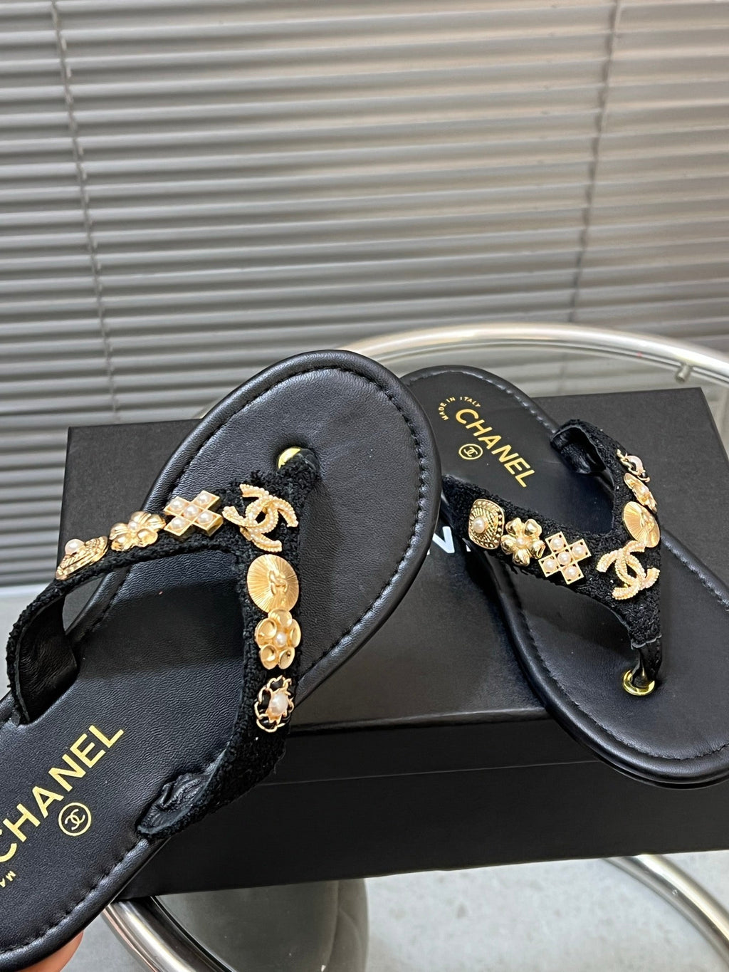 THONG SLIPPERS IN BLACK SOFT LEATHER WITH LOGO STICKER DETAIL