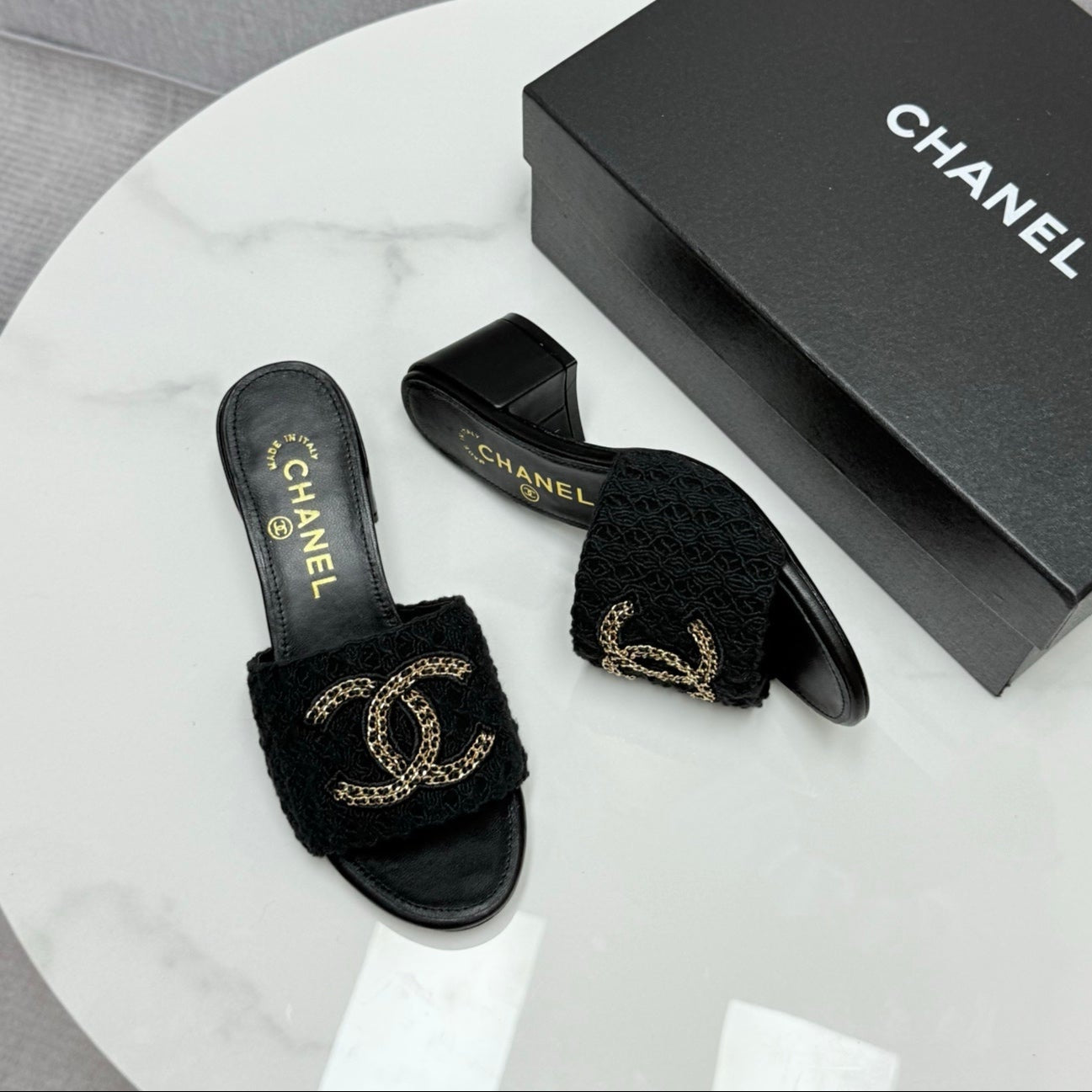 CC HIGH HEEL 25S IN BLACK FABRIC AND CALFSKIN WITH LOGO