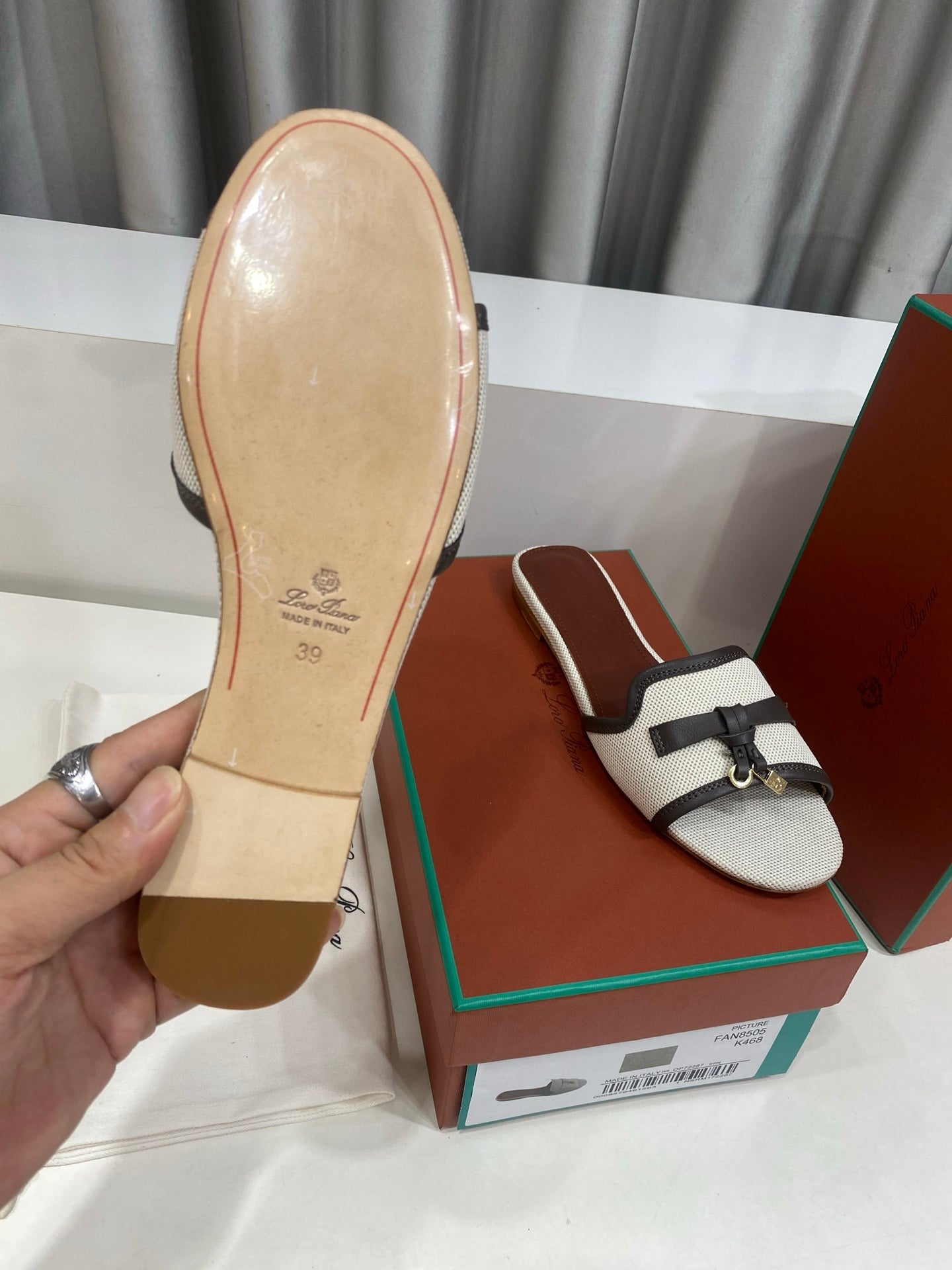 LP 26S SLIDES IN OFF-WHITE CANVAS AND DARK BROWN CALFSKIN
