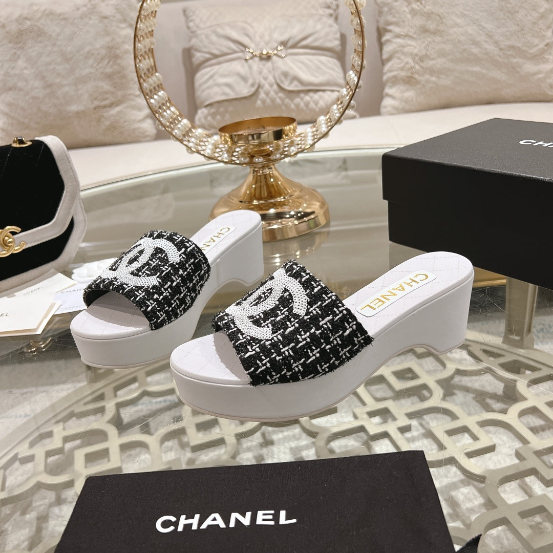 WEDGE PLATFORM IN BLACK FABRIC WITH WHITE LOGO
