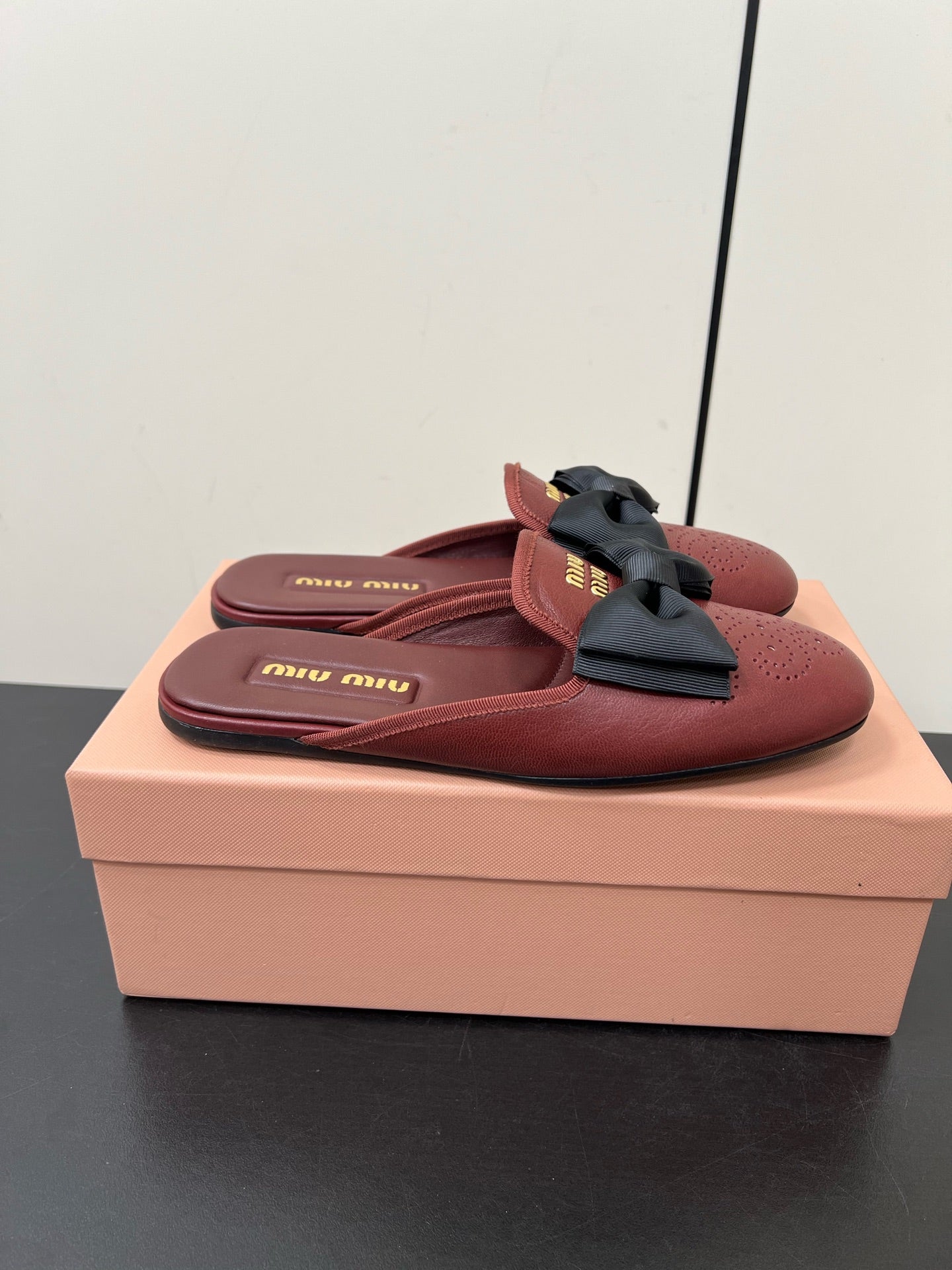 BOW MULES IN RED BROWN SHEEPSKIN