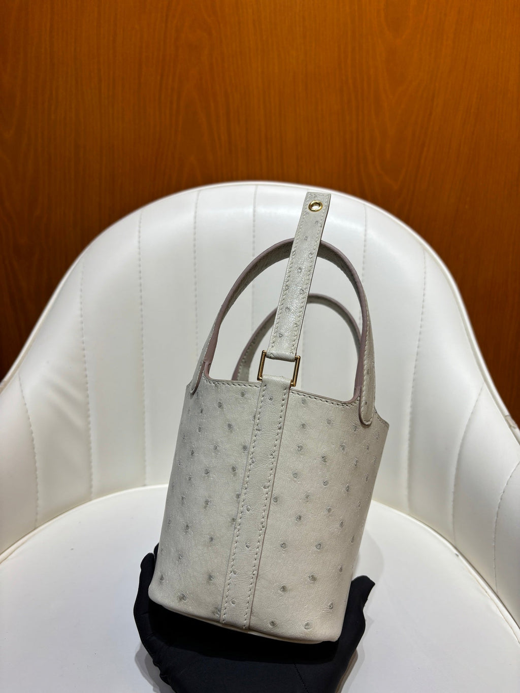 HM 25S PICOTIN LOCK 14 CM IN LIGHT GREY OSTRICH WITH GOLD HARDWARE