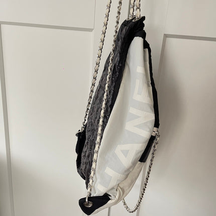CHANEL 26S DRAWSTRING BACKPACK 44 IN BLACK AND WHITE NYLON GOLD HARDWARE