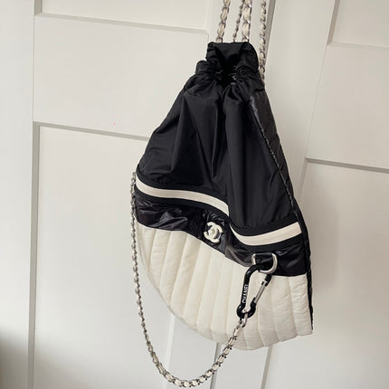 CHANEL 26S DRAWSTRING BACKPACK 44 IN BLACK AND WHITE NYLON GOLD HARDWARE