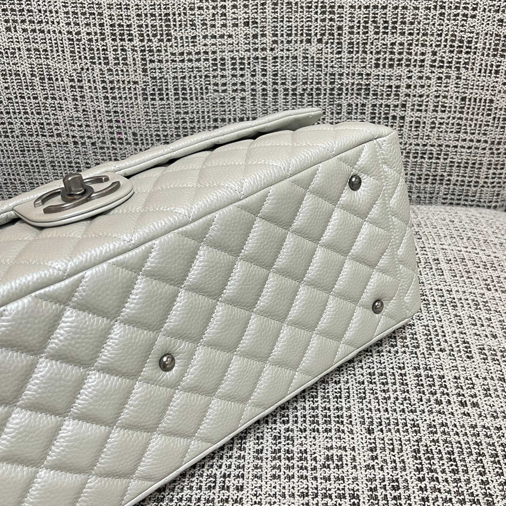 CHANEL 26S CLASSIC JUMBO FLAP BAG 46 IN LIGHT GREY CAVIAR CALFSKIN DARK SILVER HARDWARE