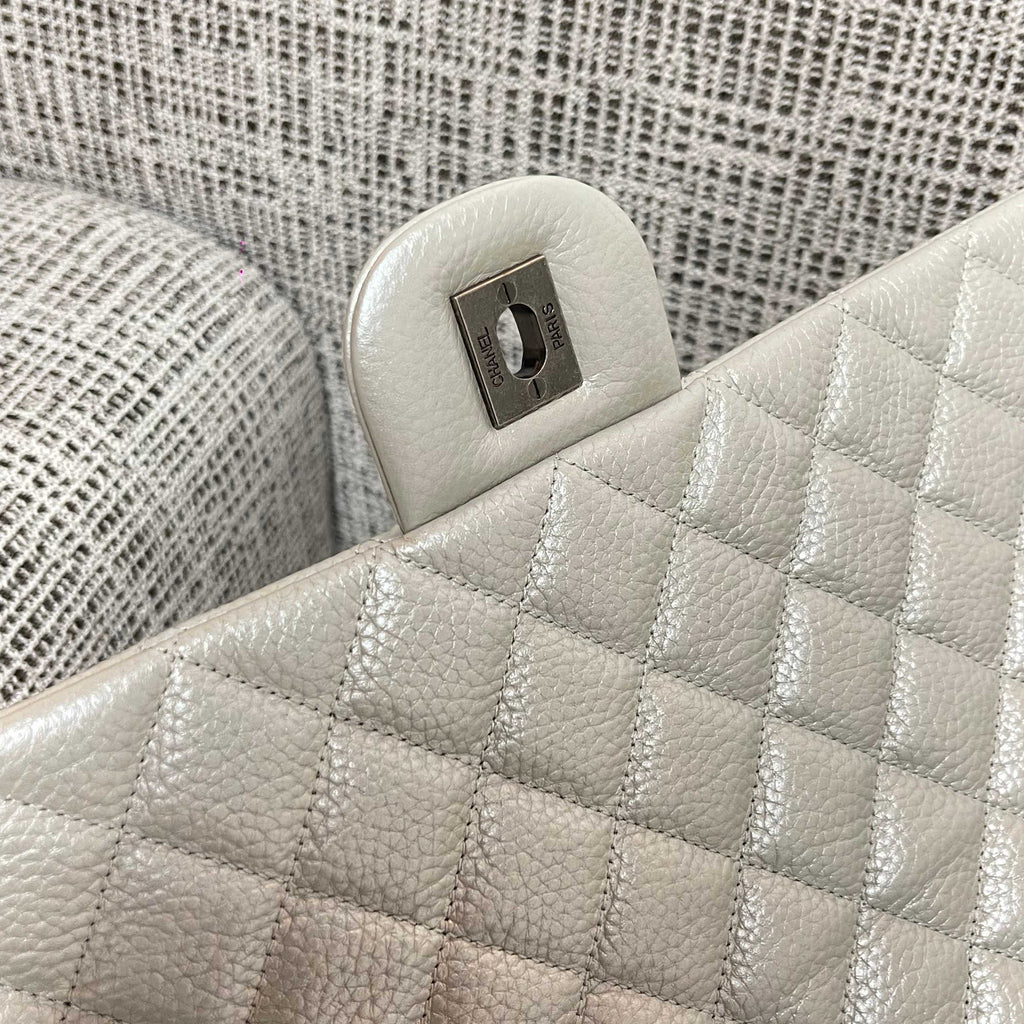 CHANEL 26S CLASSIC JUMBO FLAP BAG 46 IN LIGHT GREY CAVIAR CALFSKIN DARK SILVER HARDWARE