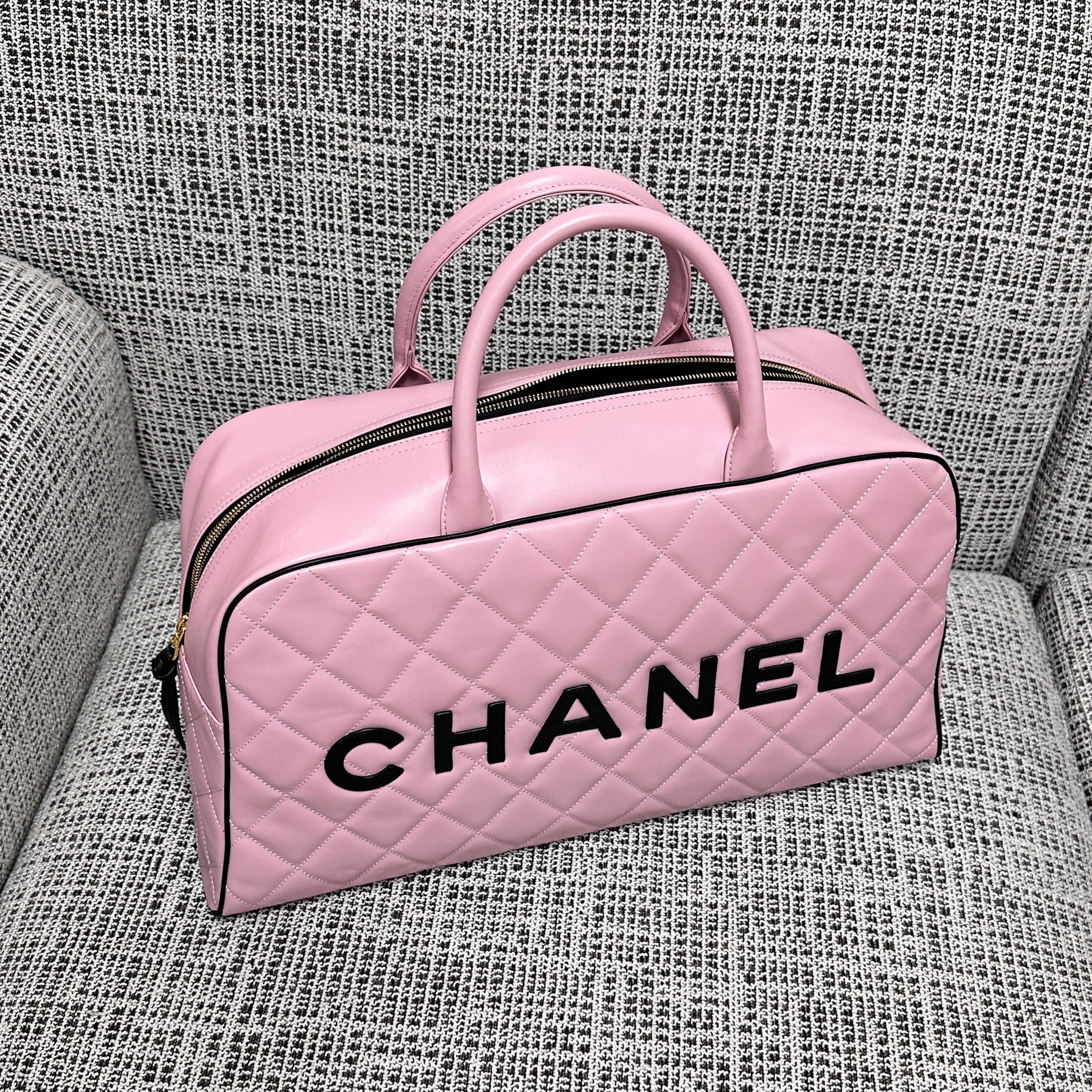 CHANEL 26S BOWLING BAG LARGE 46 IN LIGHT PINK AND BLACK CALFSKIN GOLD HARDWARE