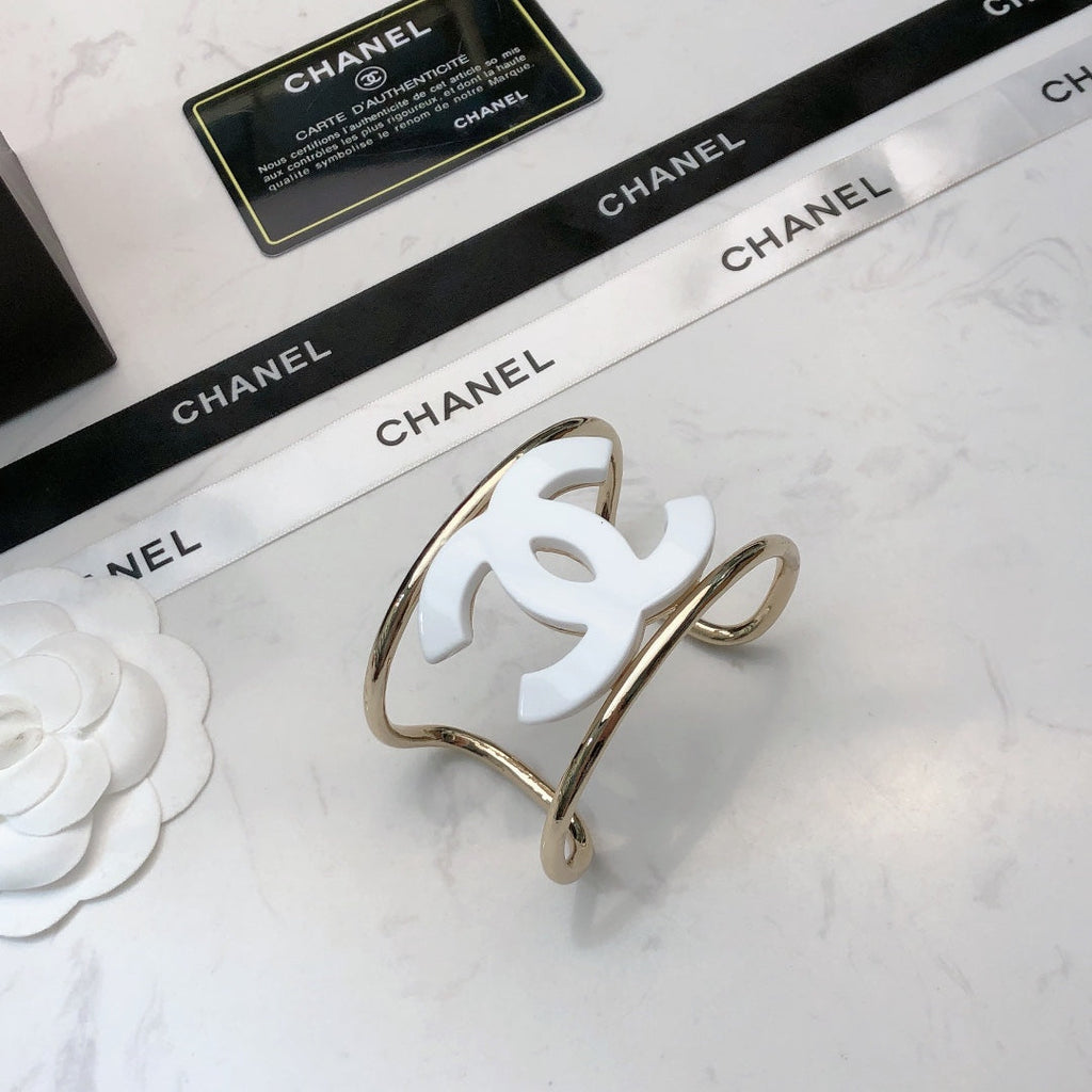 DOUBLE C BRACELET IN GOLD METAL RESIN LOGO