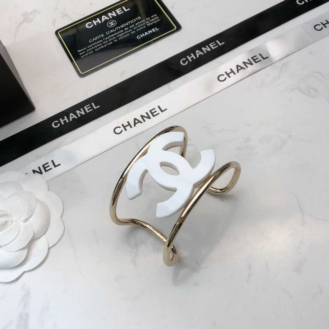 DOUBLE C BRACELET IN GOLD METAL RESIN LOGO