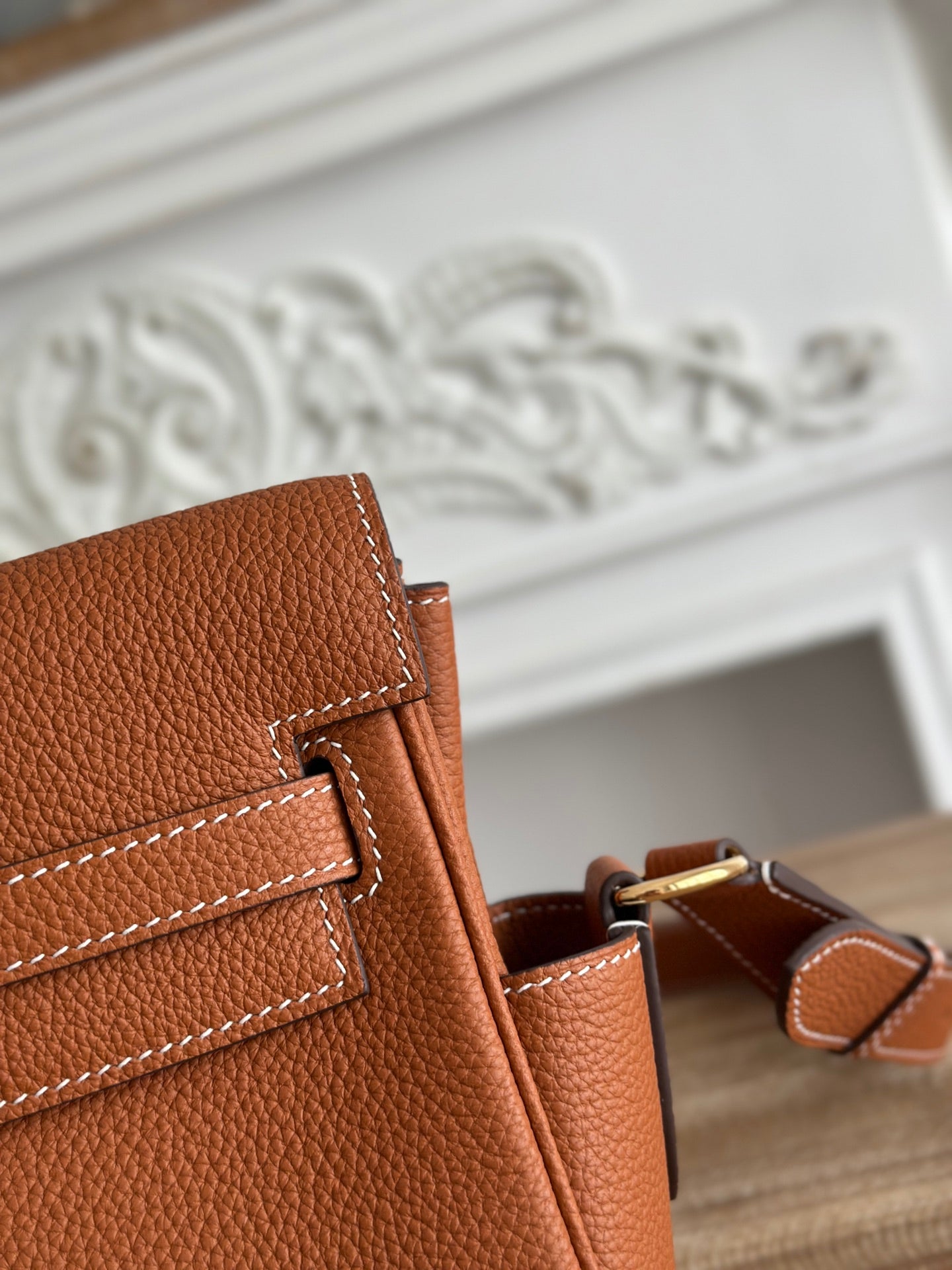 HM 25S KELLY MESSENGER 25 CM IN CARAMEL BROWN TOGO WITH GOLD HARDWARE