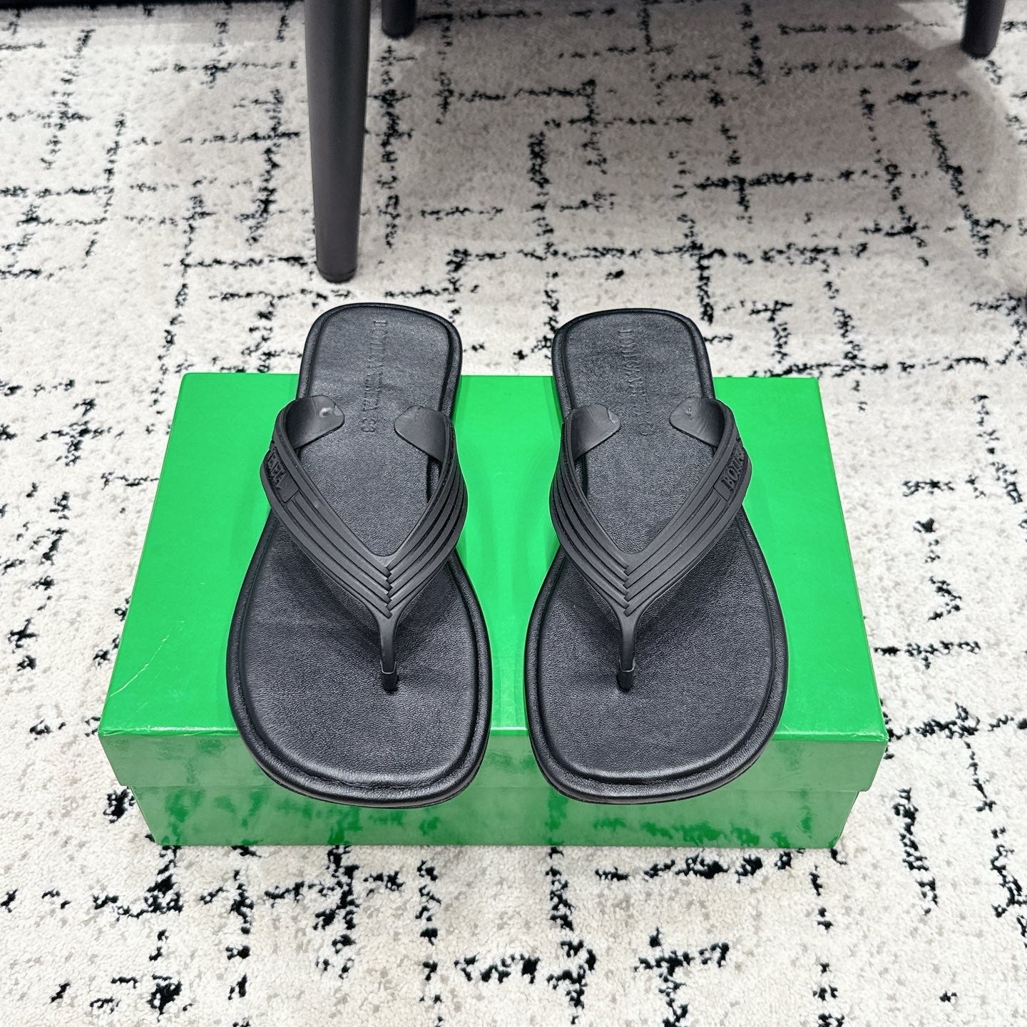 BOTTEGA VENETA 26S THONG SANDALS IN BLACK TPU