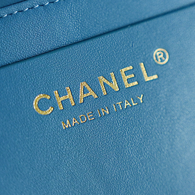 CHANEL 26S CLASSIC FLAP MEDIUM 23 IN NATURAL RAFFIA AND LIGHT BLUE CALFSKIN GOLD HARDWARE