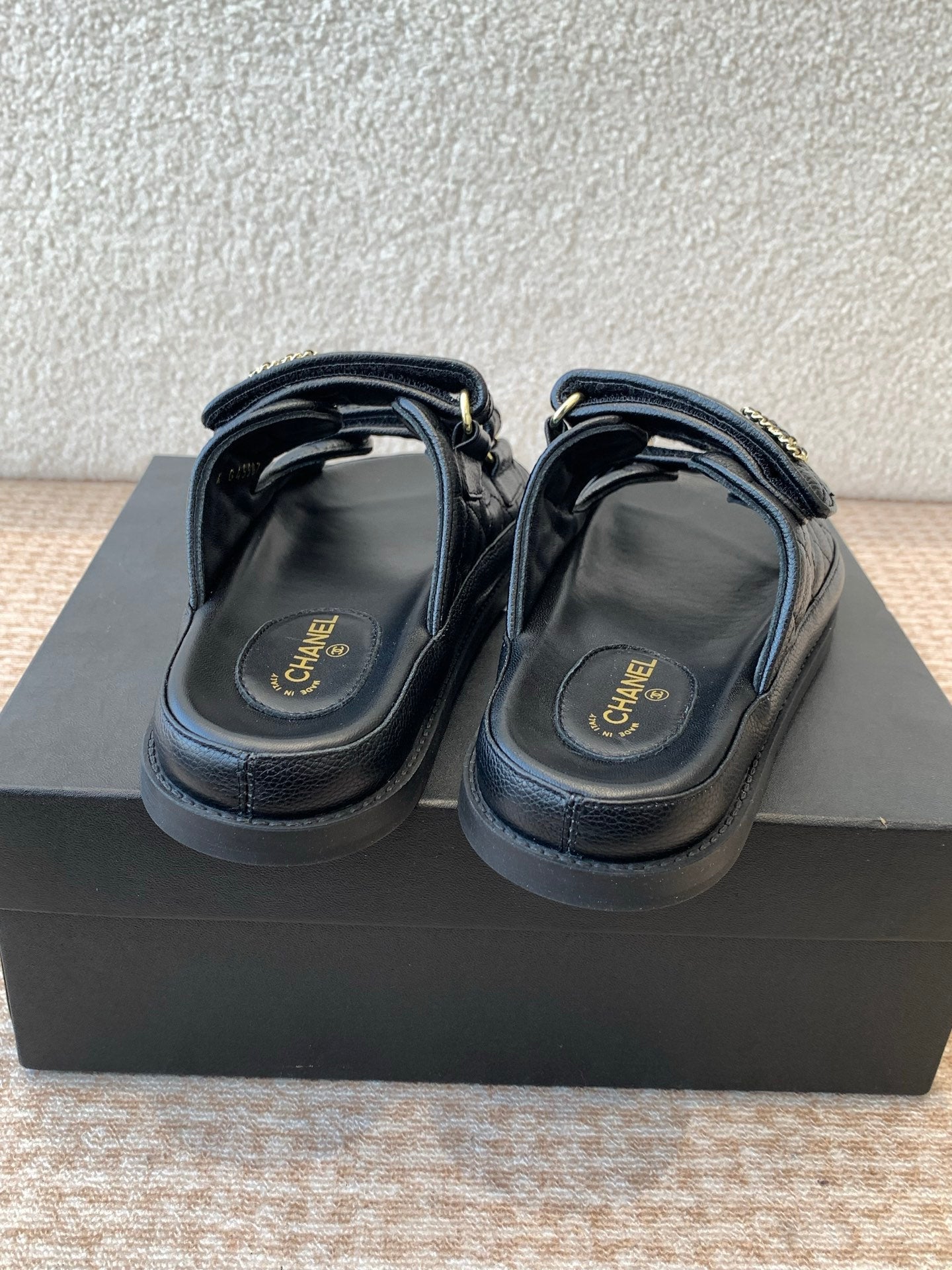 DAD SANDAL IN BLACK SHEEPSKIN MULE