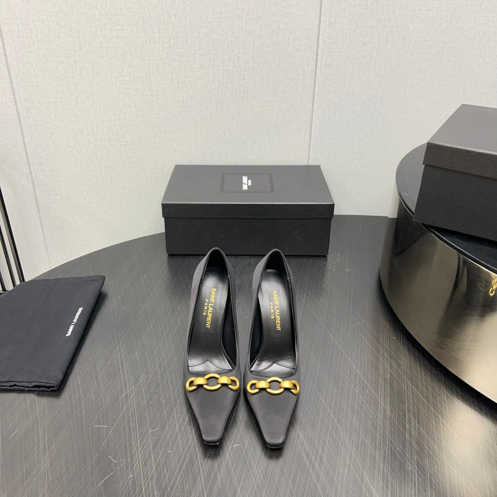 HIGH PUMPS IN BLACK SILK ATTACHED GOLD CHAIN
