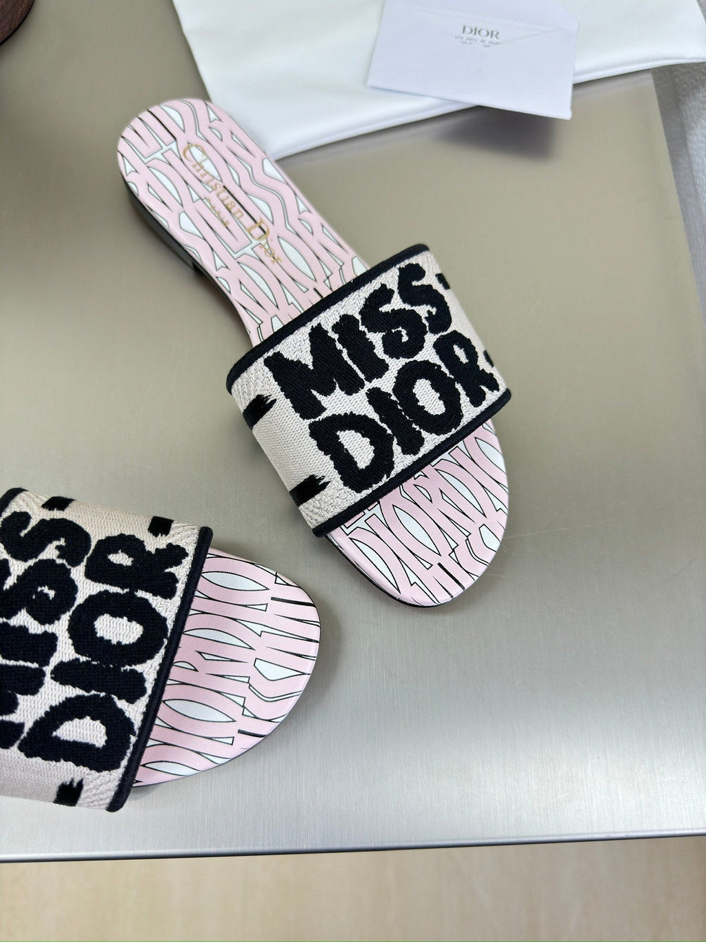 DWAY SLIDE EMBROIDERED COTTON AND LIGHT PINK MISS DIOR ALLOVER MOTIF