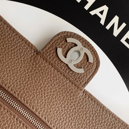 CHANEL 26S SOUPLISSIMO MAXI FLAP MEDIUM 32 IN BROWN GRAINED CALFSKIN SILVER HARDWARE