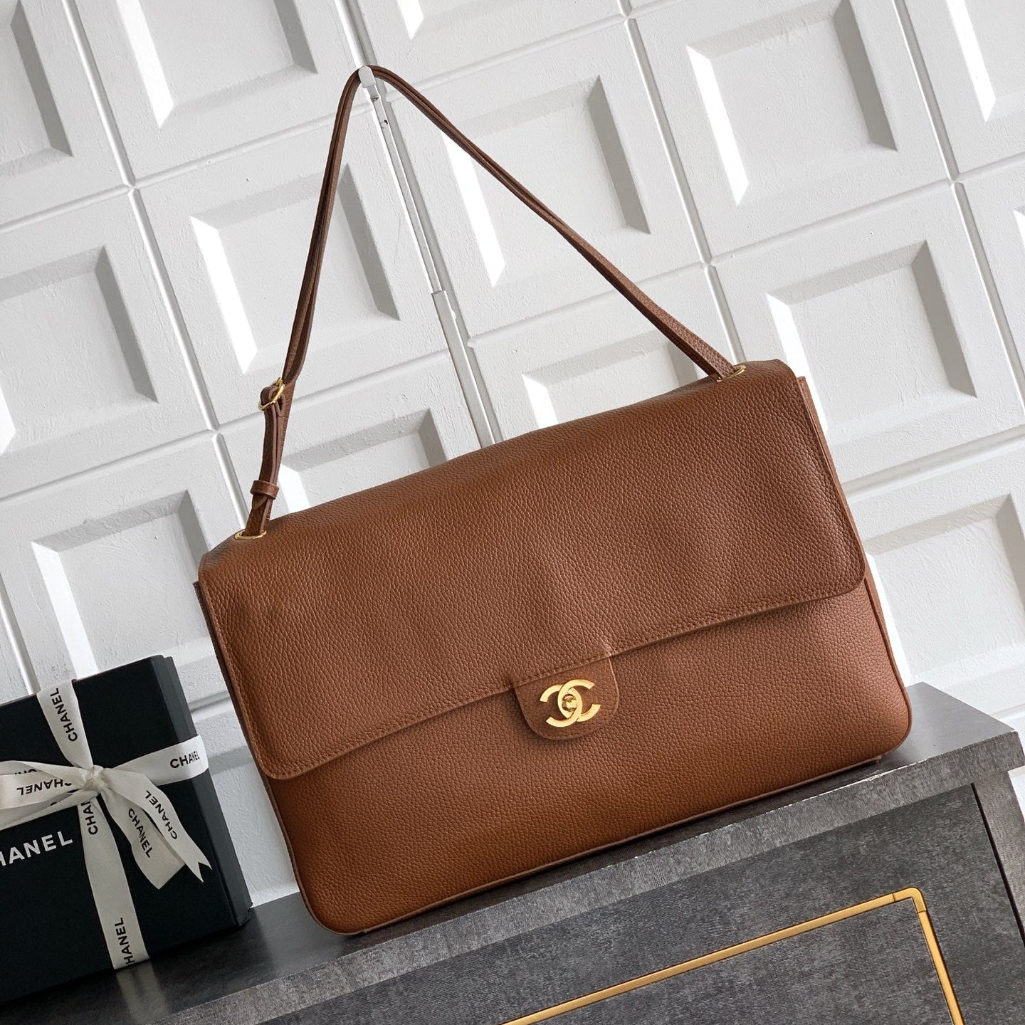 CHANEL 26S SOUPLISSIMO MAXI FLAP 39 IN CARAMEL BROWN GRAINED CALFSKIN GOLD HARDWARE