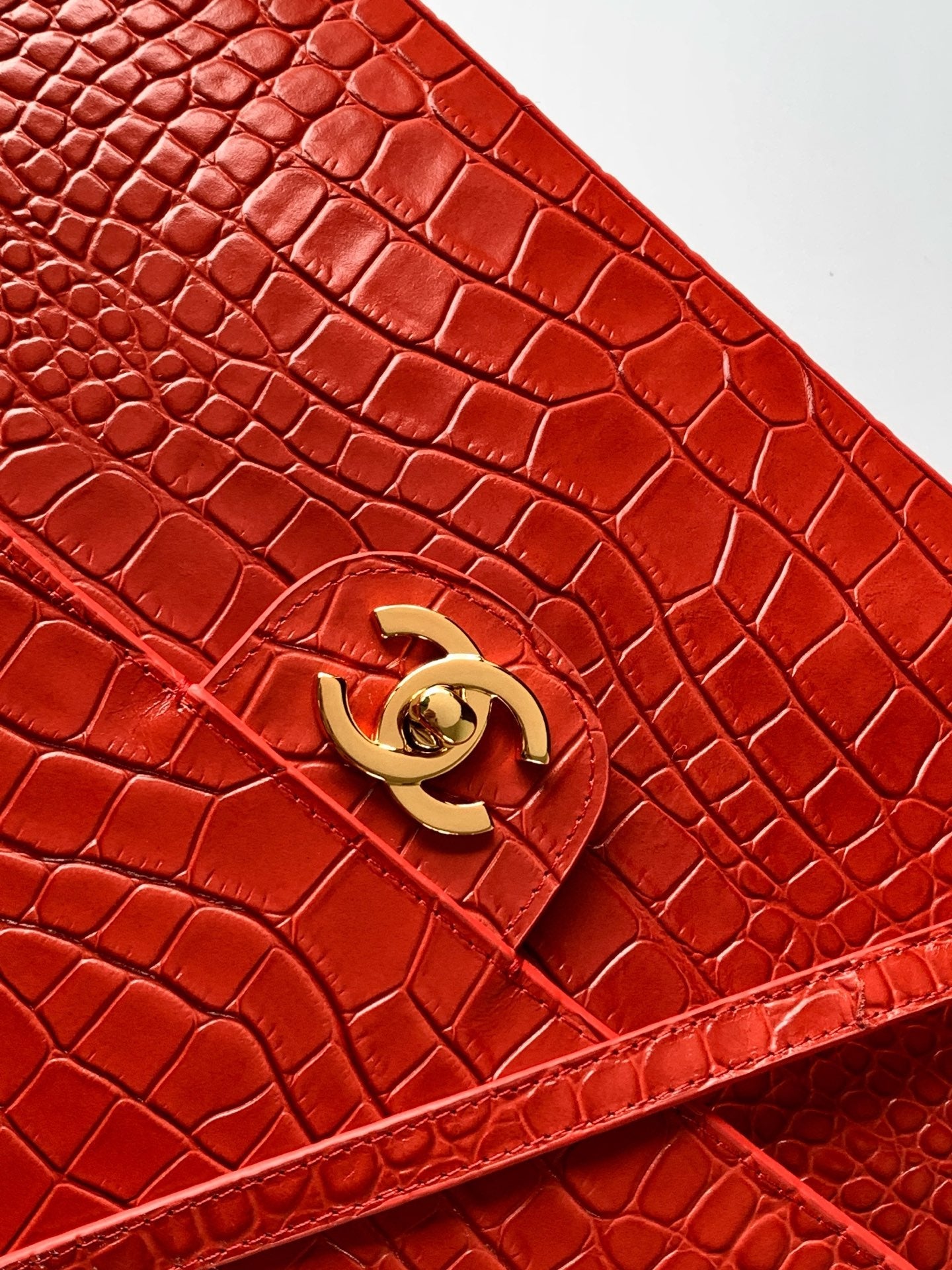 CHANEL 26S SOUPLISSIMO MAXI FLAP 39 IN RED CROCODILE-EMBOSSED CALFSKIN GOLD HARDWARE