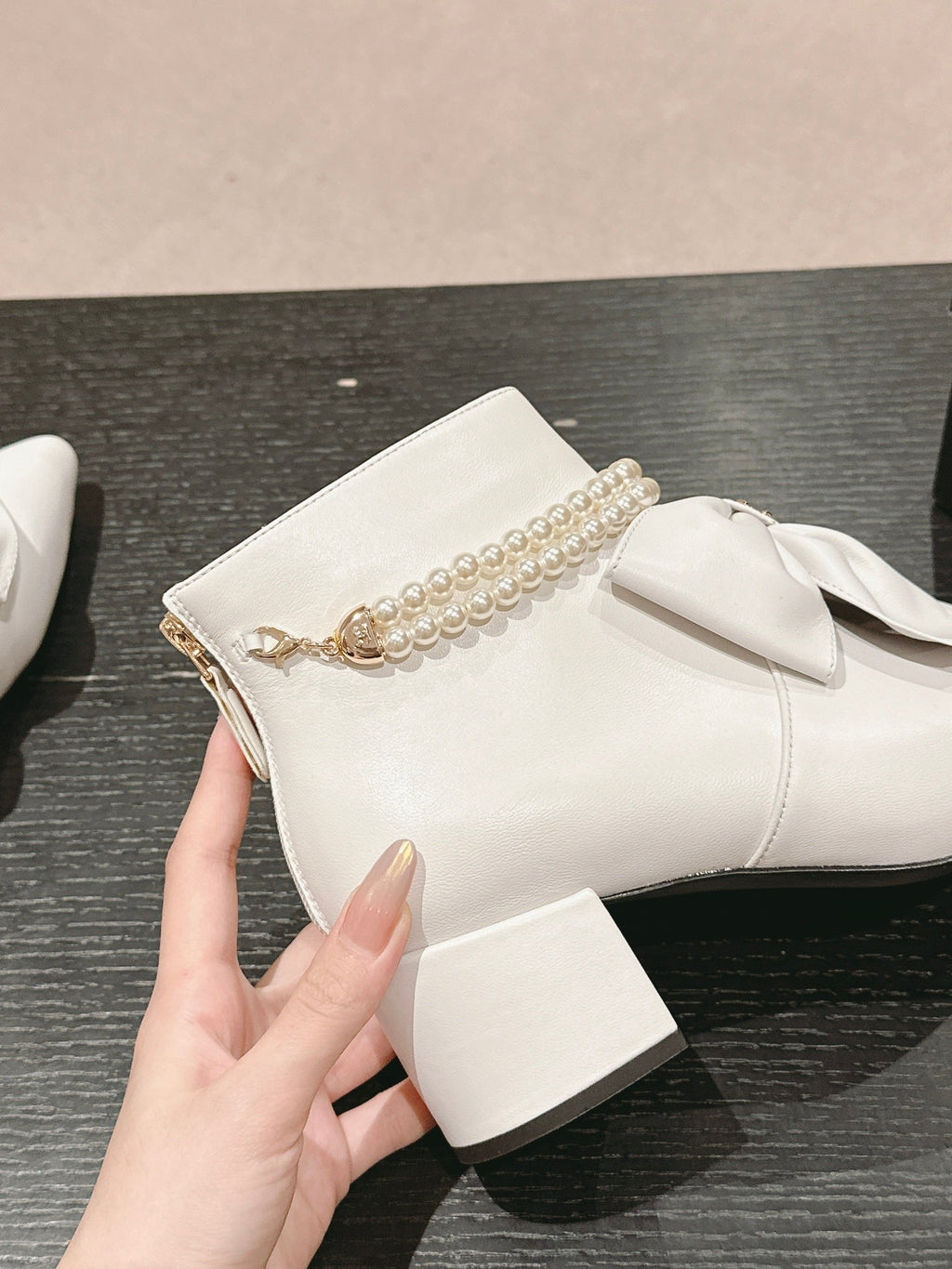 SHORT BOOTS IN WHITE SHEEPSKIN WITH BOW