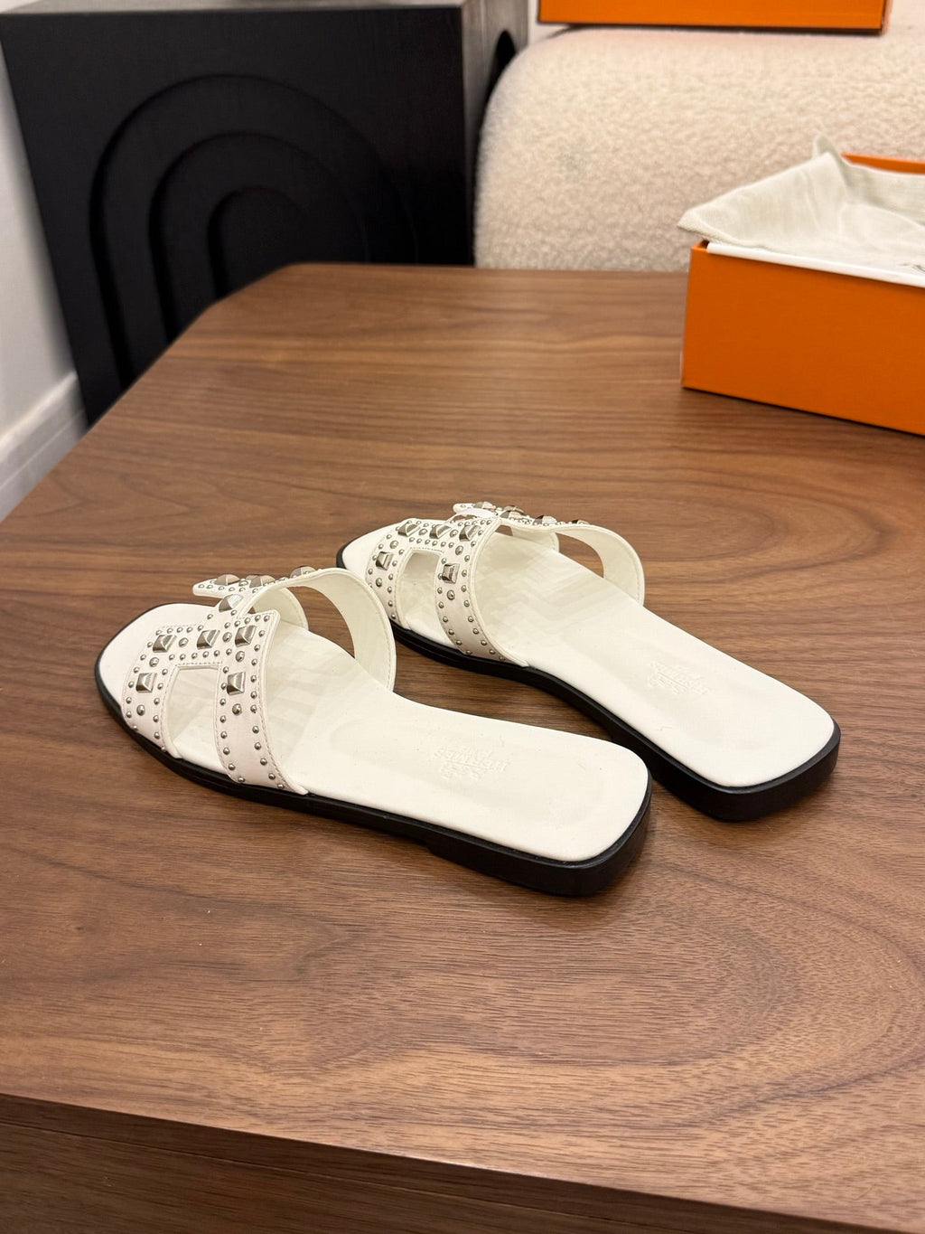 HM 26S ORAN STUDDED SANDALS IN WHITE CALFSKIN