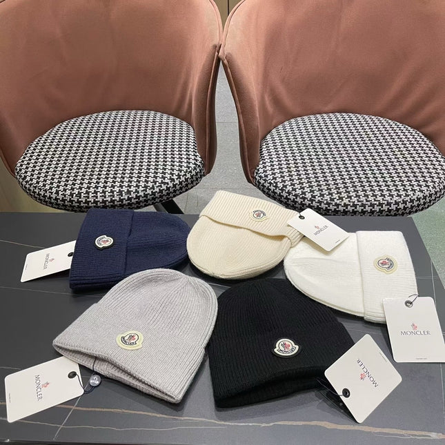 MONCLER BEANIE HAT IN BLACK WOOL 952646