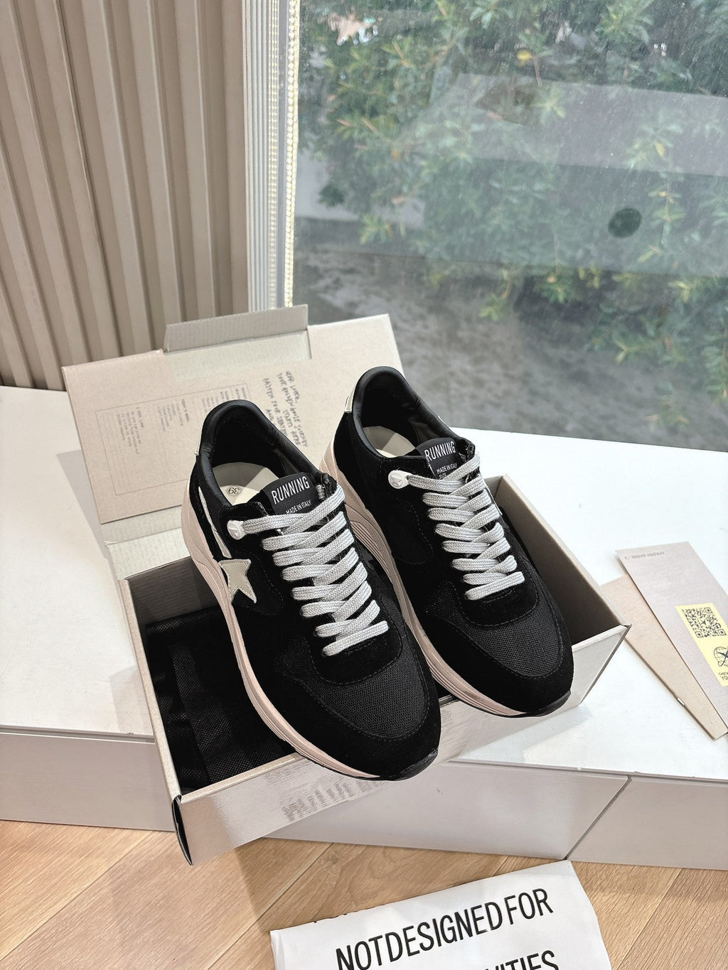 RUNNING SOLE SNEAKERS IN BLACK MESH AND SUEDE WHITE CALFSKIN STAR
