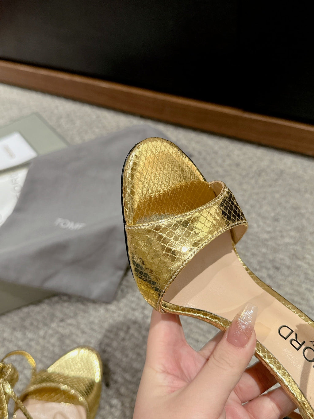 HIGH HEEL 10 CM SANDAL IN GOLD CALFSKIN 684363