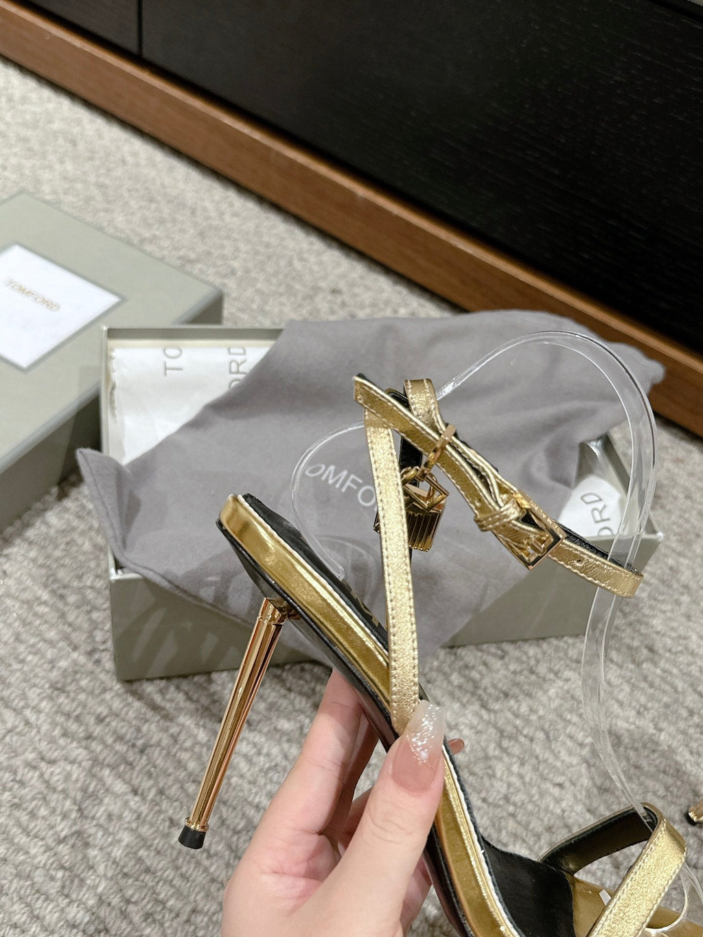 PADLOCK POINTY NAKED SANDAL 85 MM IN GOLD CALFSKIN