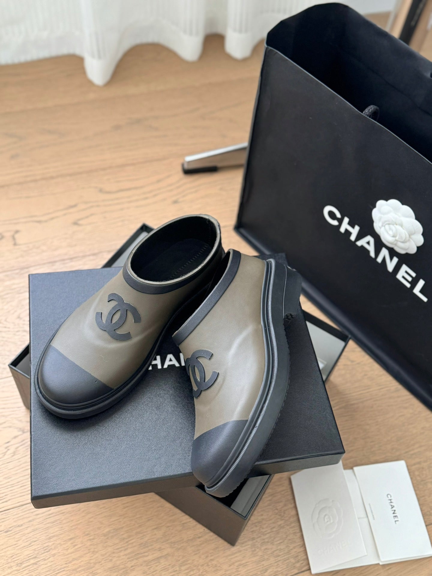 SHORT BOOTS IN MOCHA BROWN MIX BLACK RUBBER