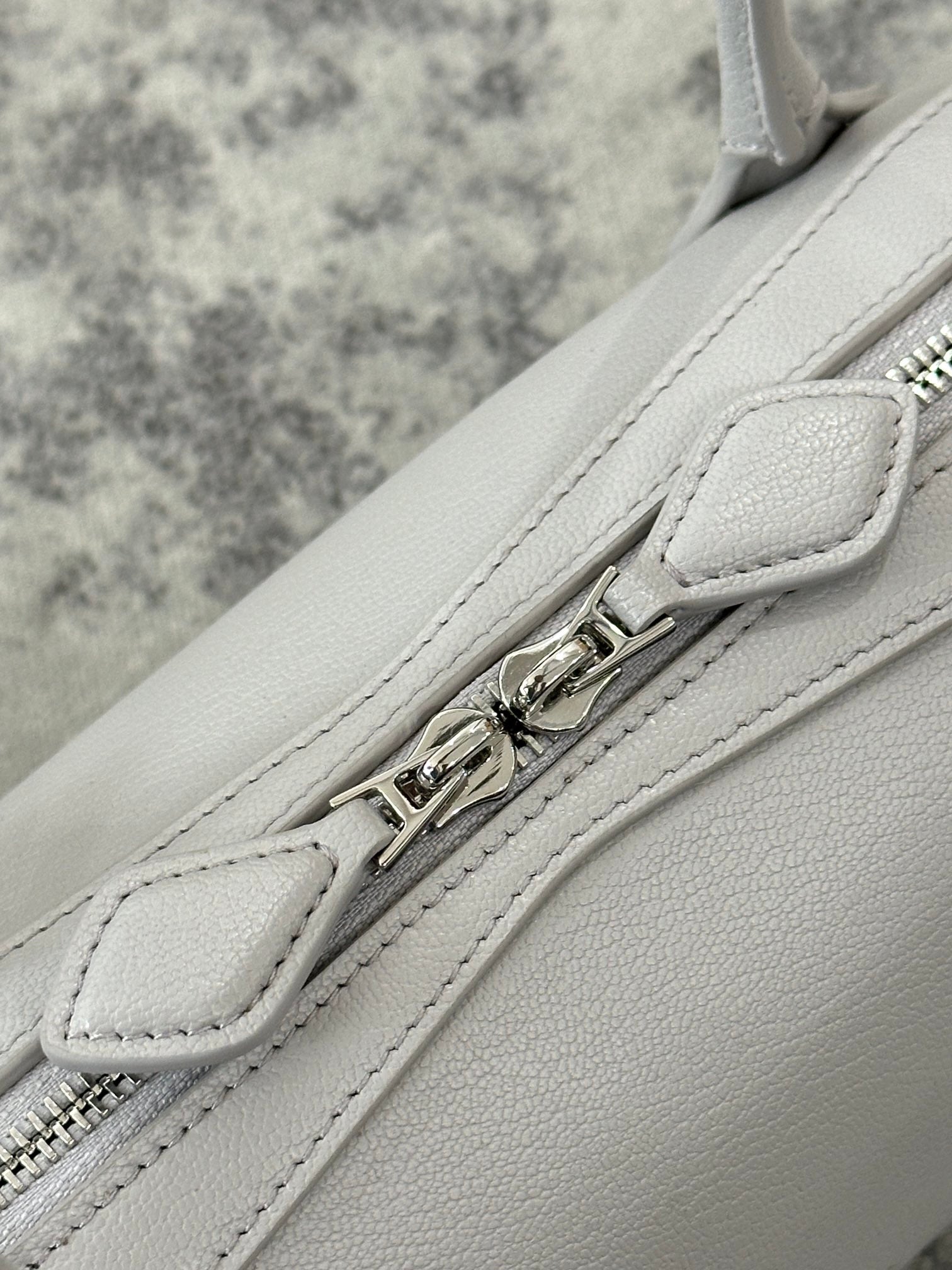 LE TECKEL MEDIUM BAG 32 IN PLATINUM GOATSKIN