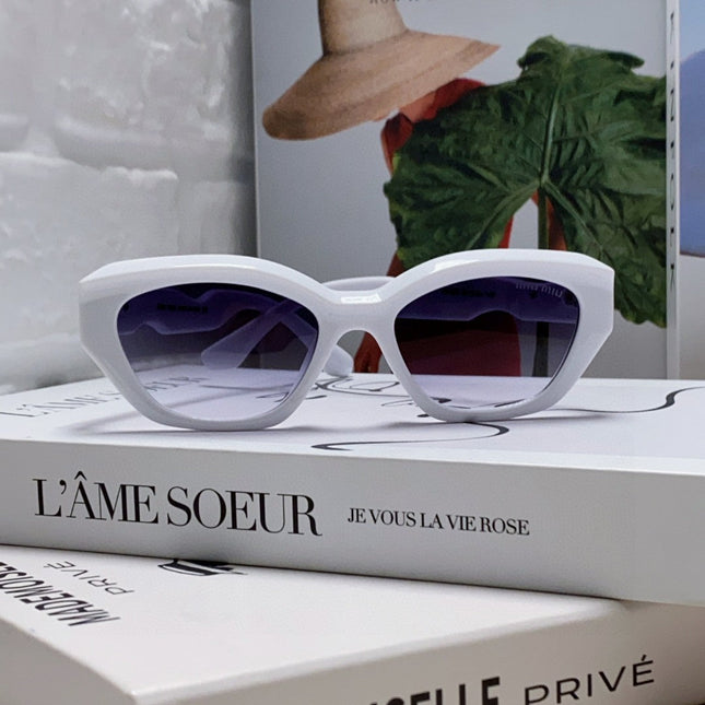 LOGO CAT EYE SUNGLASSES 513007 IN WHITE ACETATE WAVY FRAME
