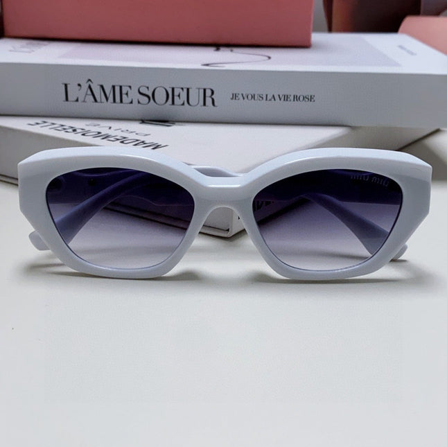 LOGO CAT EYE SUNGLASSES 513007 IN WHITE ACETATE WAVY FRAME