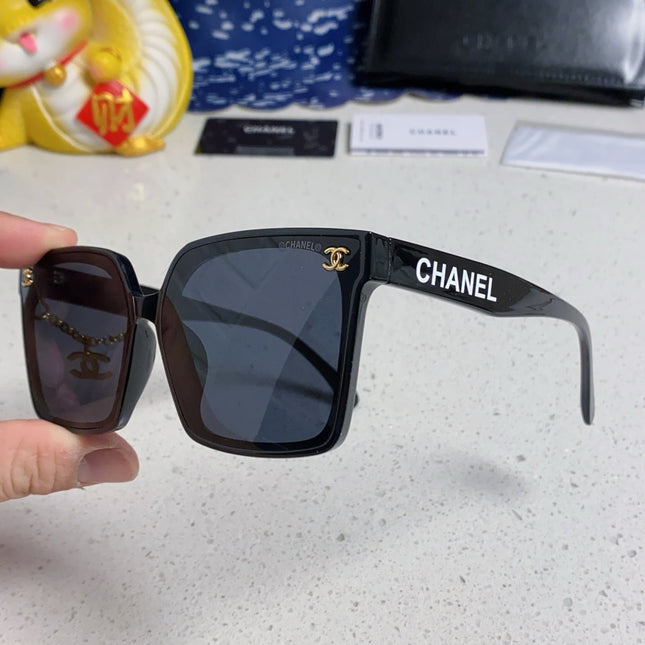 SQUARE SUNGLASSES 641812 IN BLACK ACETATE GOLD CHAIN
