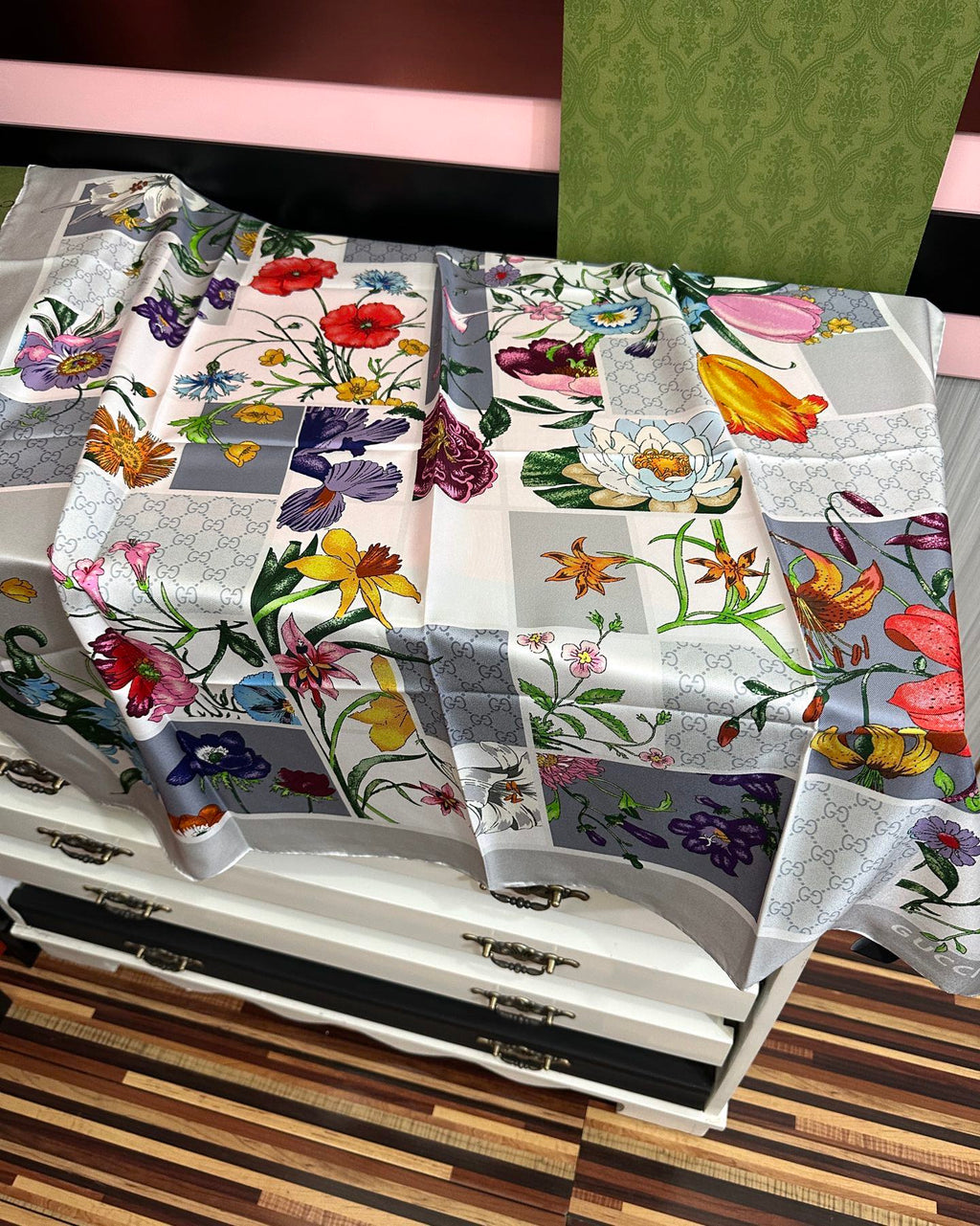 GUCCI 26S SCARF 90 IN SILK 311897